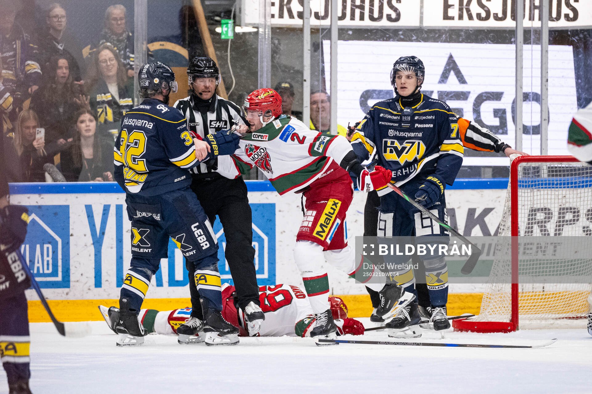 HV71s Oscar Engsund och Modos David Rundblad