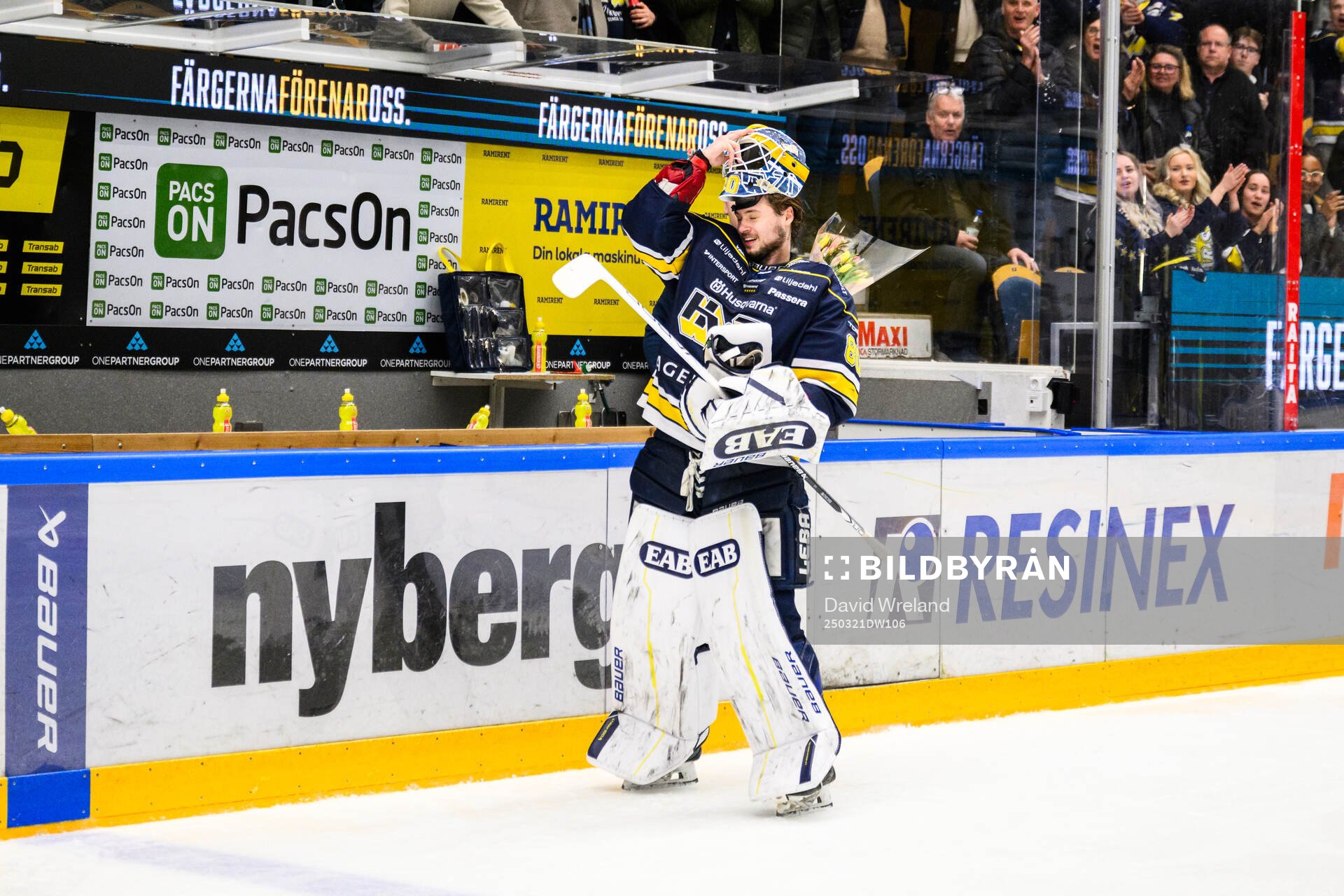 HV71s målvakt Frederik Dichow jublar