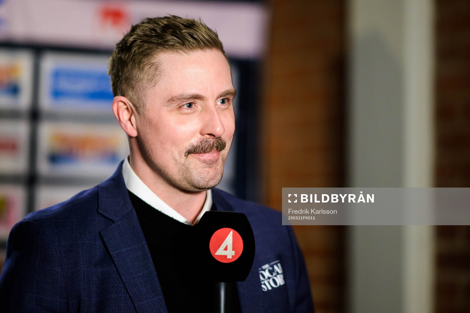 Skellefteås tränare Pierre Johnsson blir intervjuad