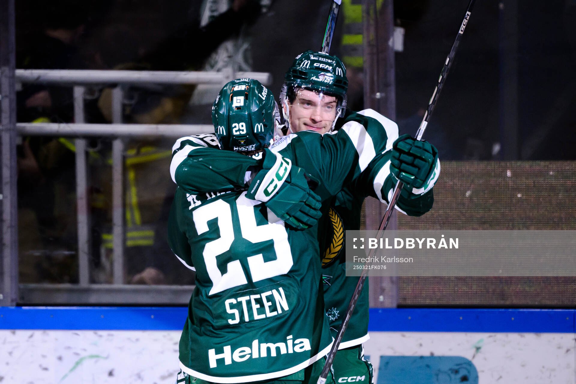 Färjestads Oskar Steen och Marian Studenic jublar