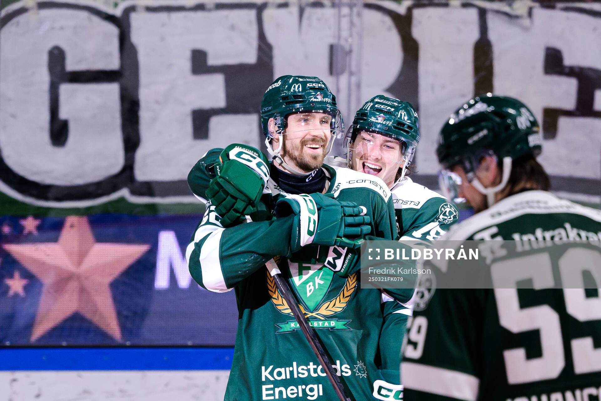 Färjestads August Tornberg och Jeremy Salvas Groleau jublar