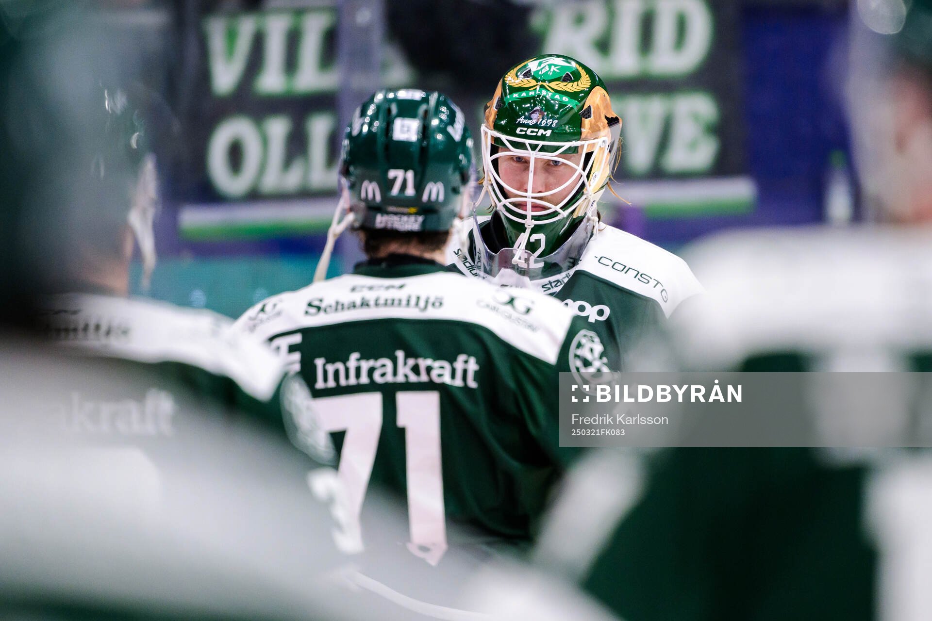 Färjestads målvakt Anders Lindbäck jublar med lagkamrater