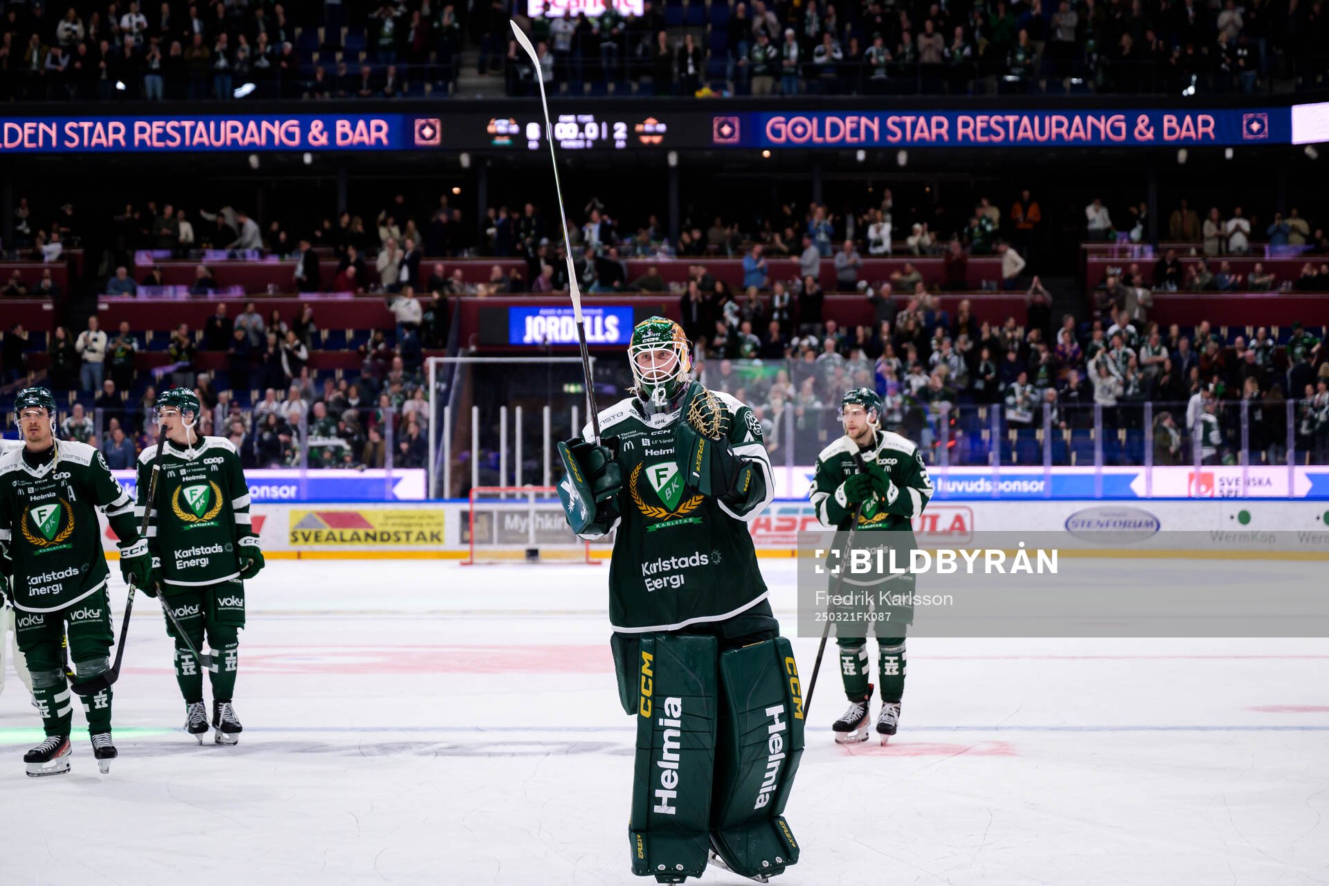 Färjestads målvakt Anders Lindbäck jublar