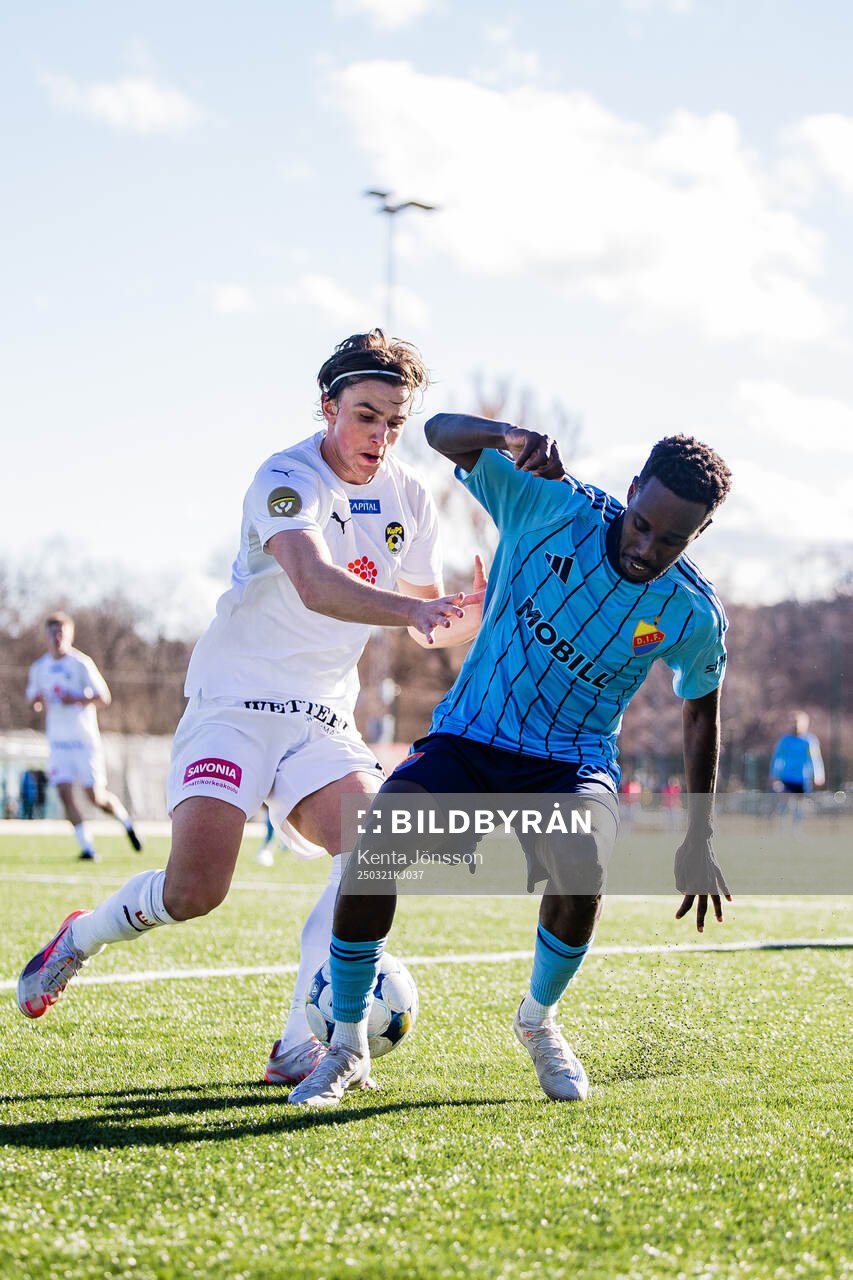 Djurgårdens Tokmac Nguen och KuPS Arttu Lötjönen