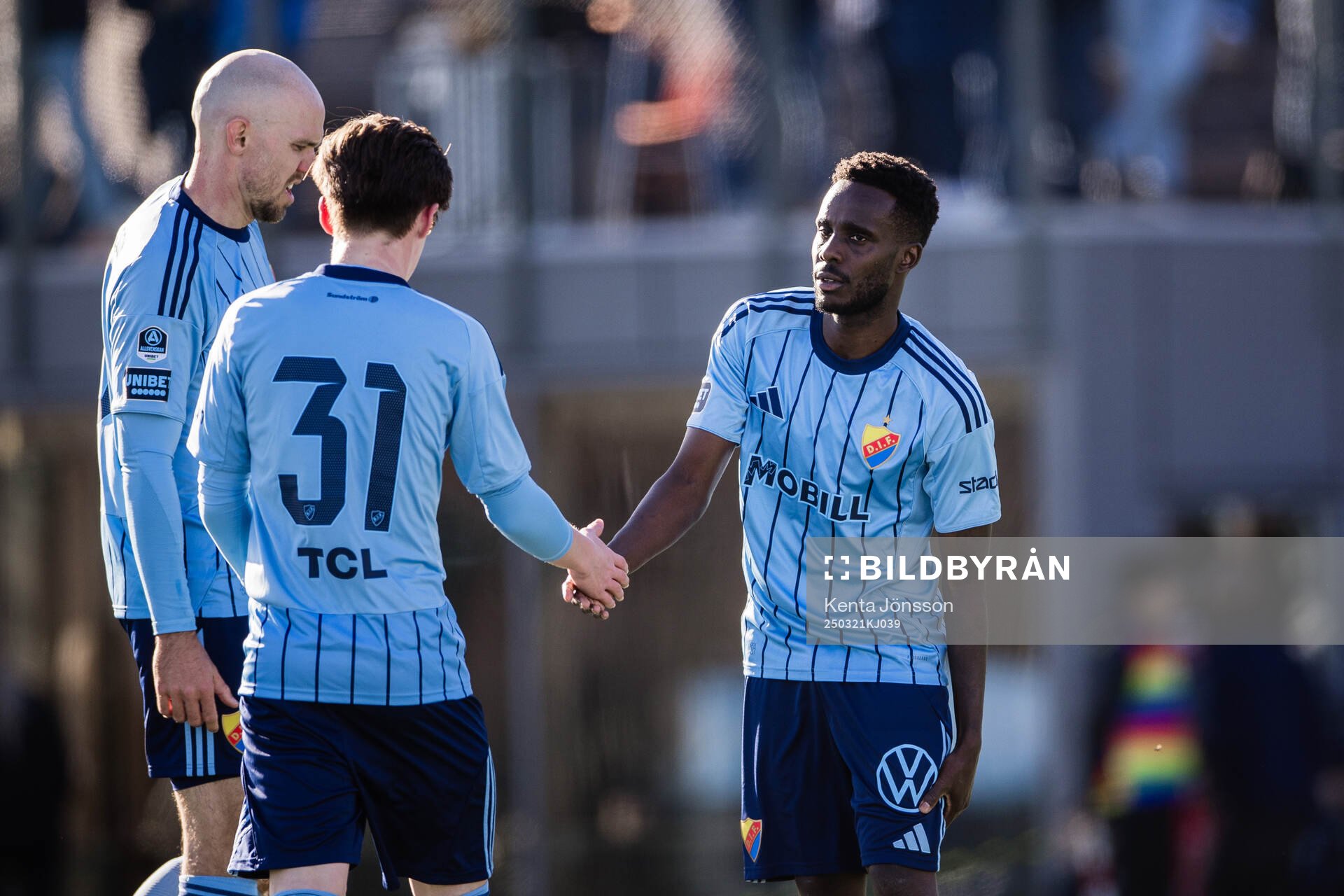 Djurgårdens Tokmac Nguen tackar Alexander Andersson