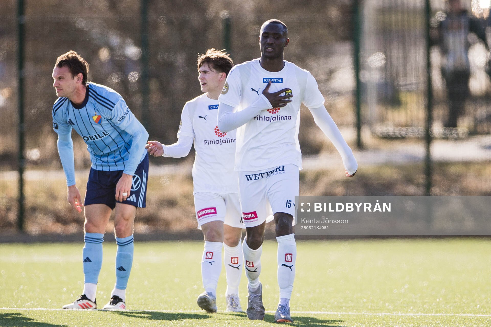 KuPS Ib­ra­him Cis­sé jublar efter 0-1 under en träningsmatch i fotboll mellan Djurgården och KuPS den 21 mars 2025 i Stockholm. 