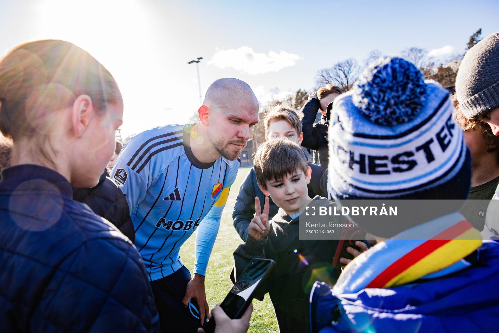 Djurgårdens Marcus Danielson med supportrar