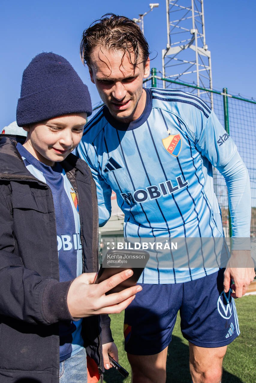 Djurgårdens Albin Ekdal med supportrar