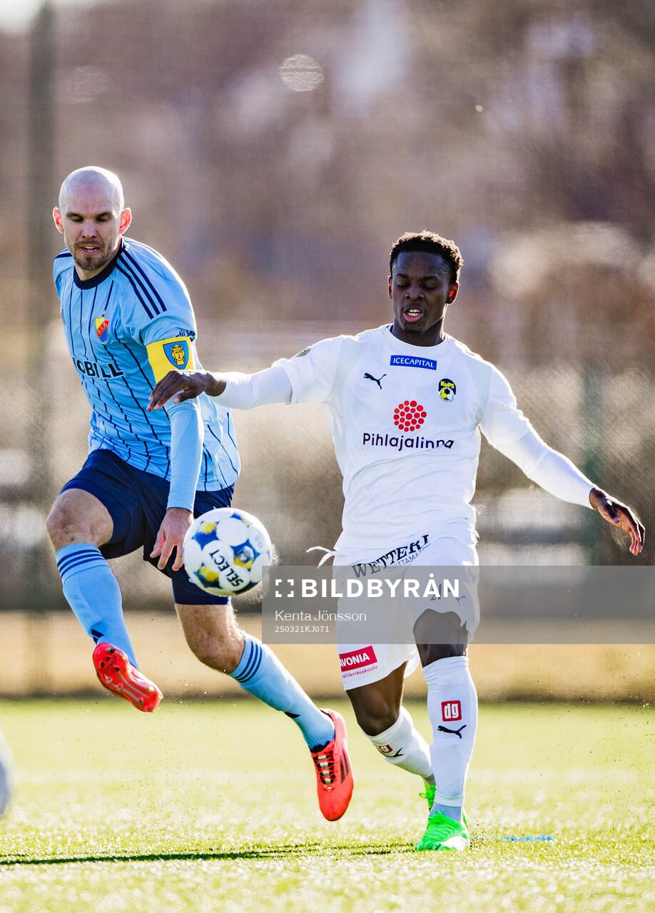 Djurgårdens Marcus Danielson och KuPS Joslyn Luyeye-Lutumba