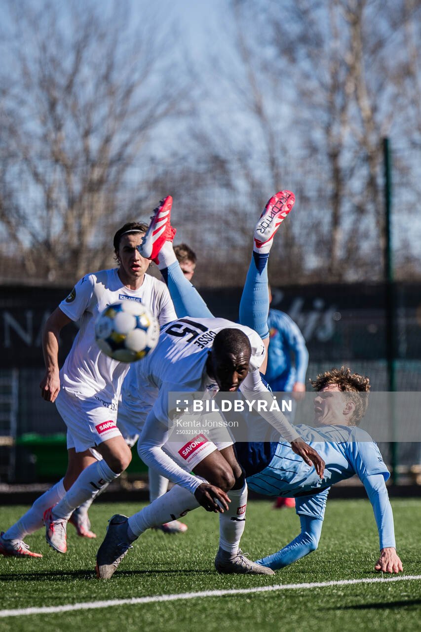 Djurgårdens August Priske Flyger och KuPS Ibrahim Cissé under en träningsmatch i fotboll mellan Djurgården och KuPS den 21 mars 2025 i Stockholm.