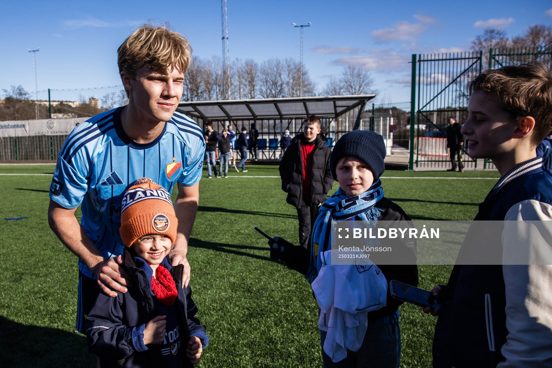 Djurgårdens Theo Bergvall med supportrar