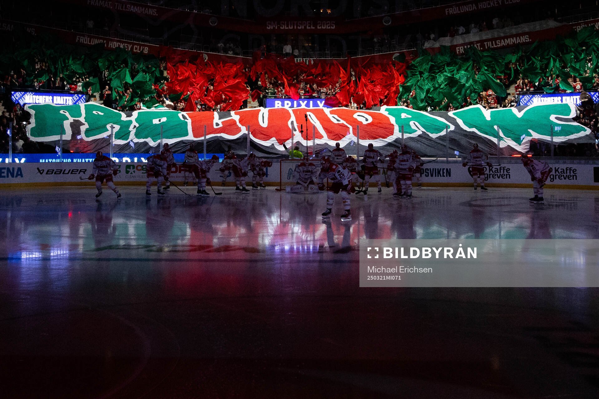 Frölundas klack med ett Tifo