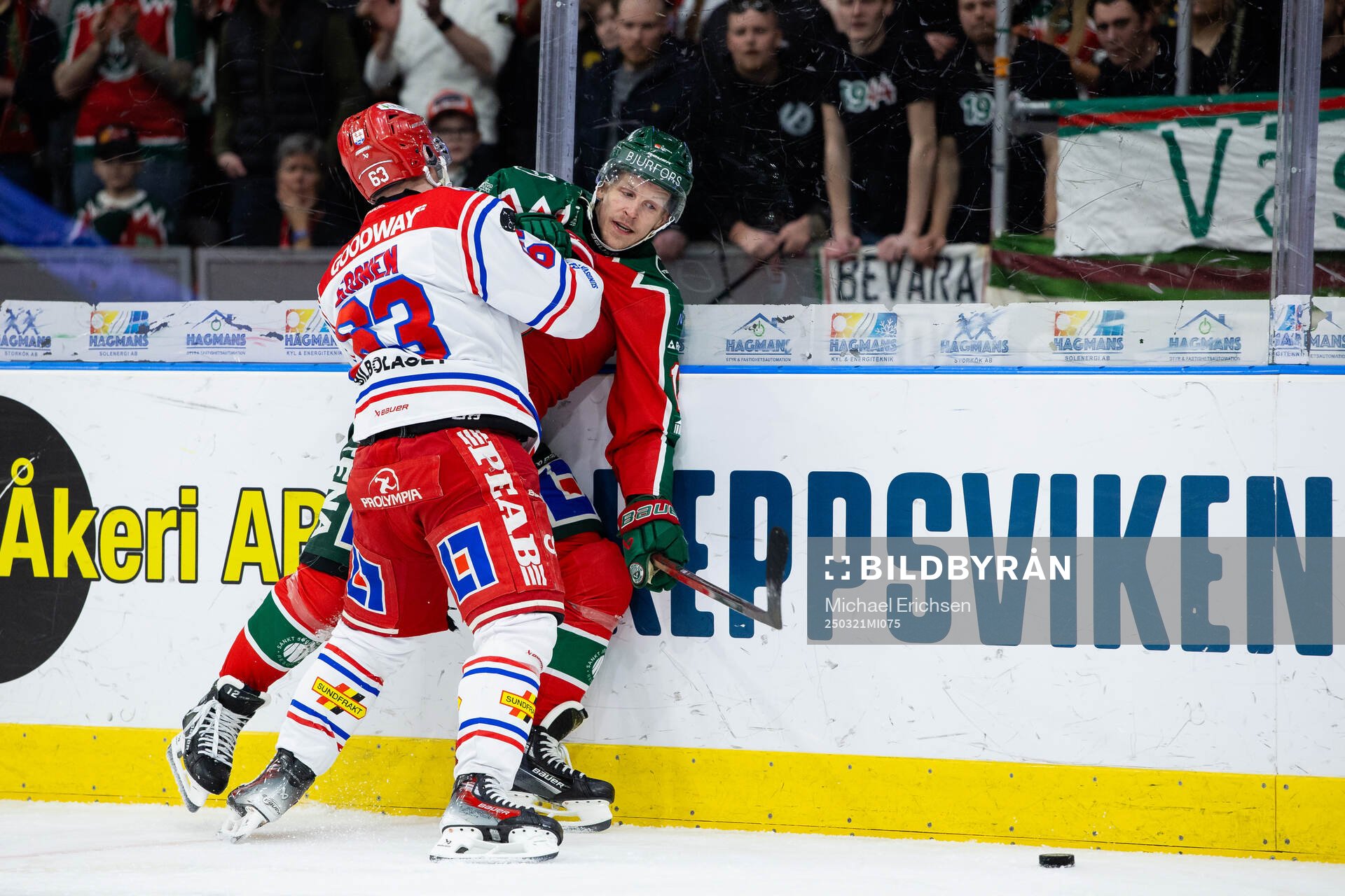 Timrås Elmeri Eronen tacklar Frölundas Max Friberg