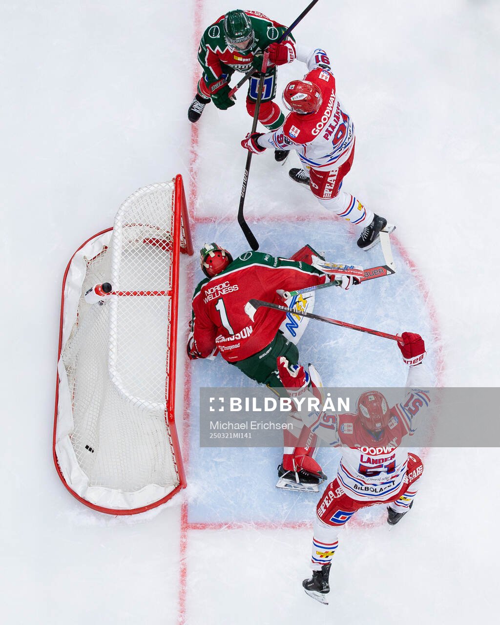 Timrås Magnus Pääjärvi gör 0-1 på Frölundas målvakt