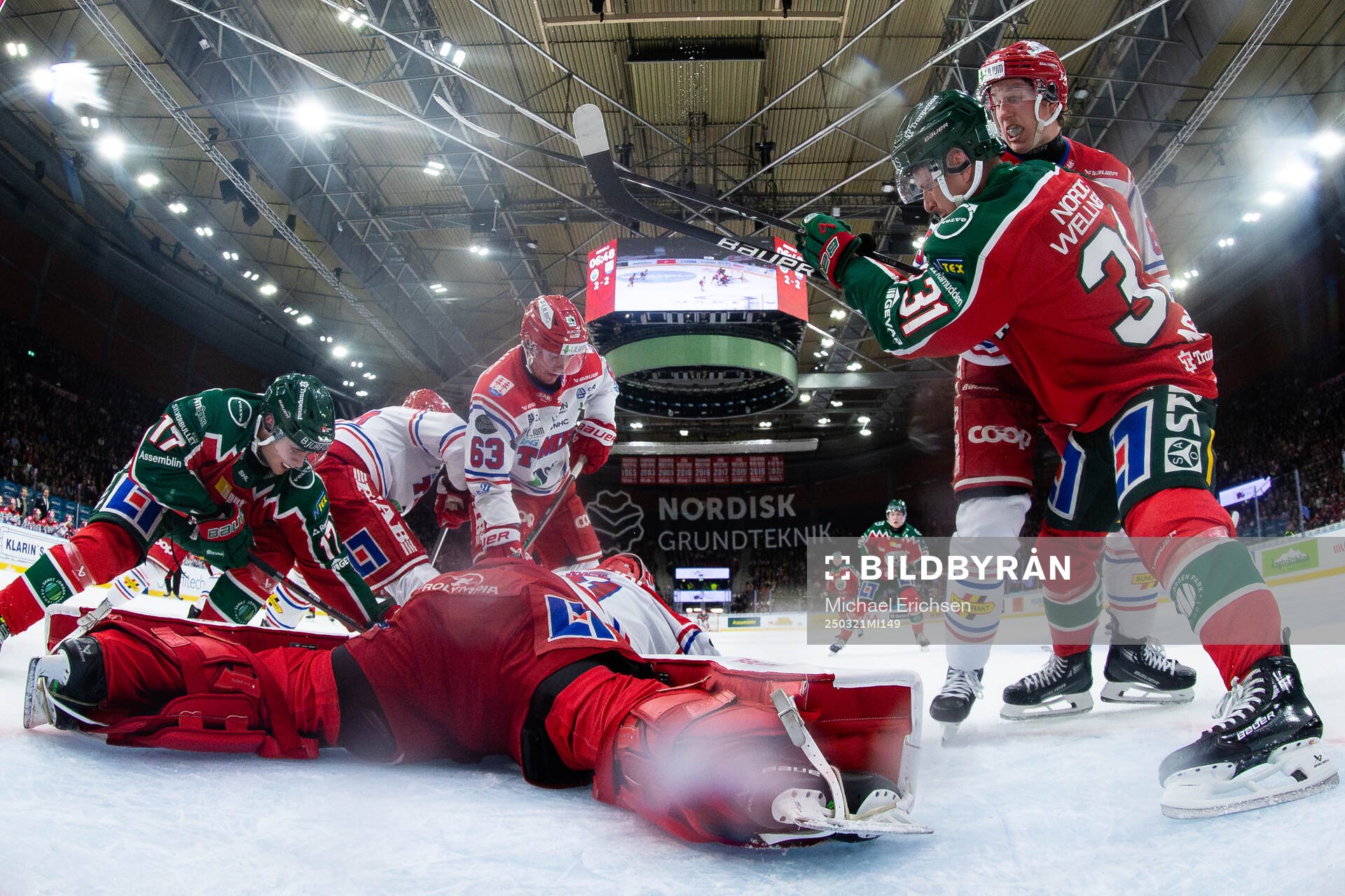 Timrås målvakt Tim Juel blockerar pucken