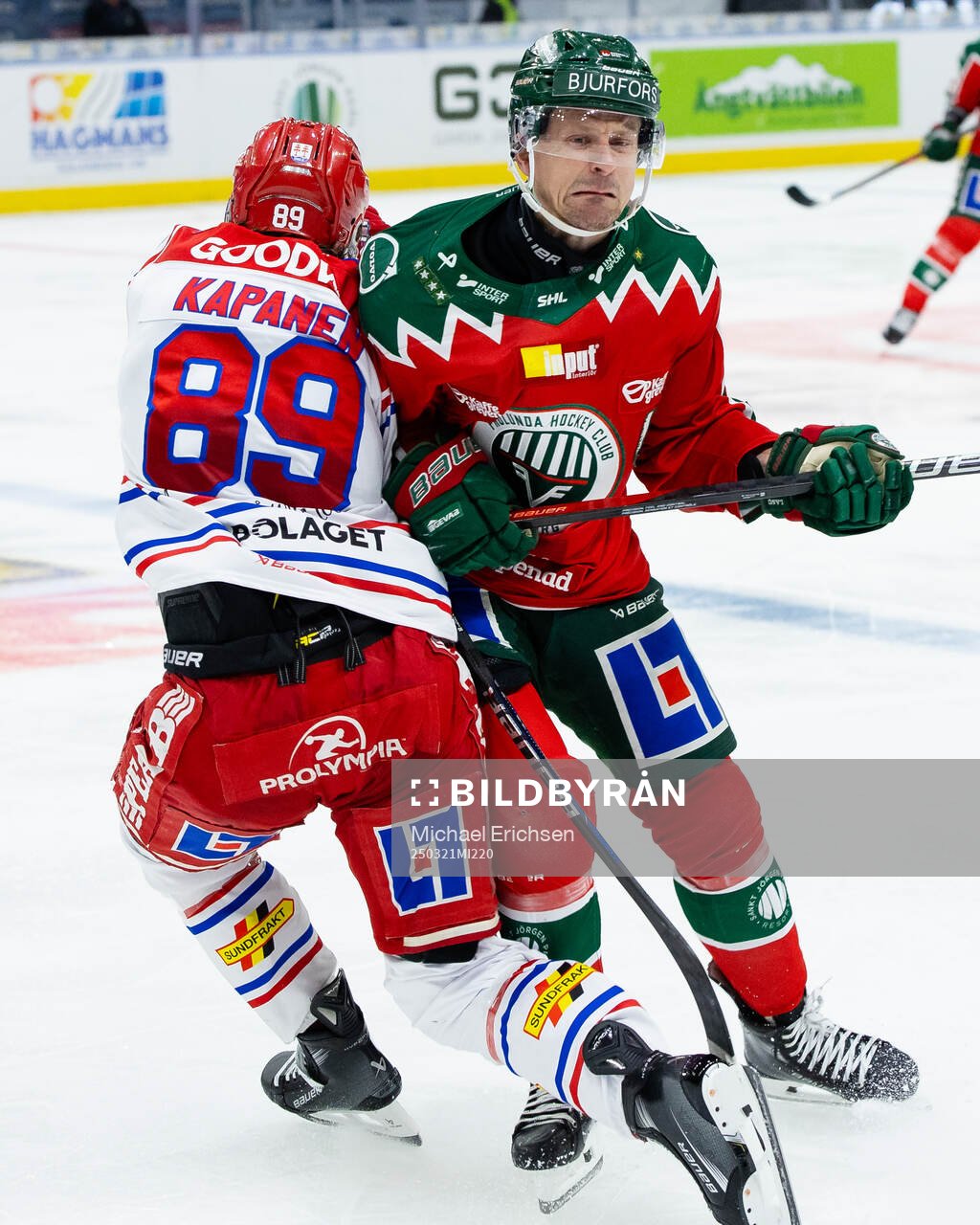 Frölundas Nicklas Lasu tacklar Timrås Oliver Kapanen