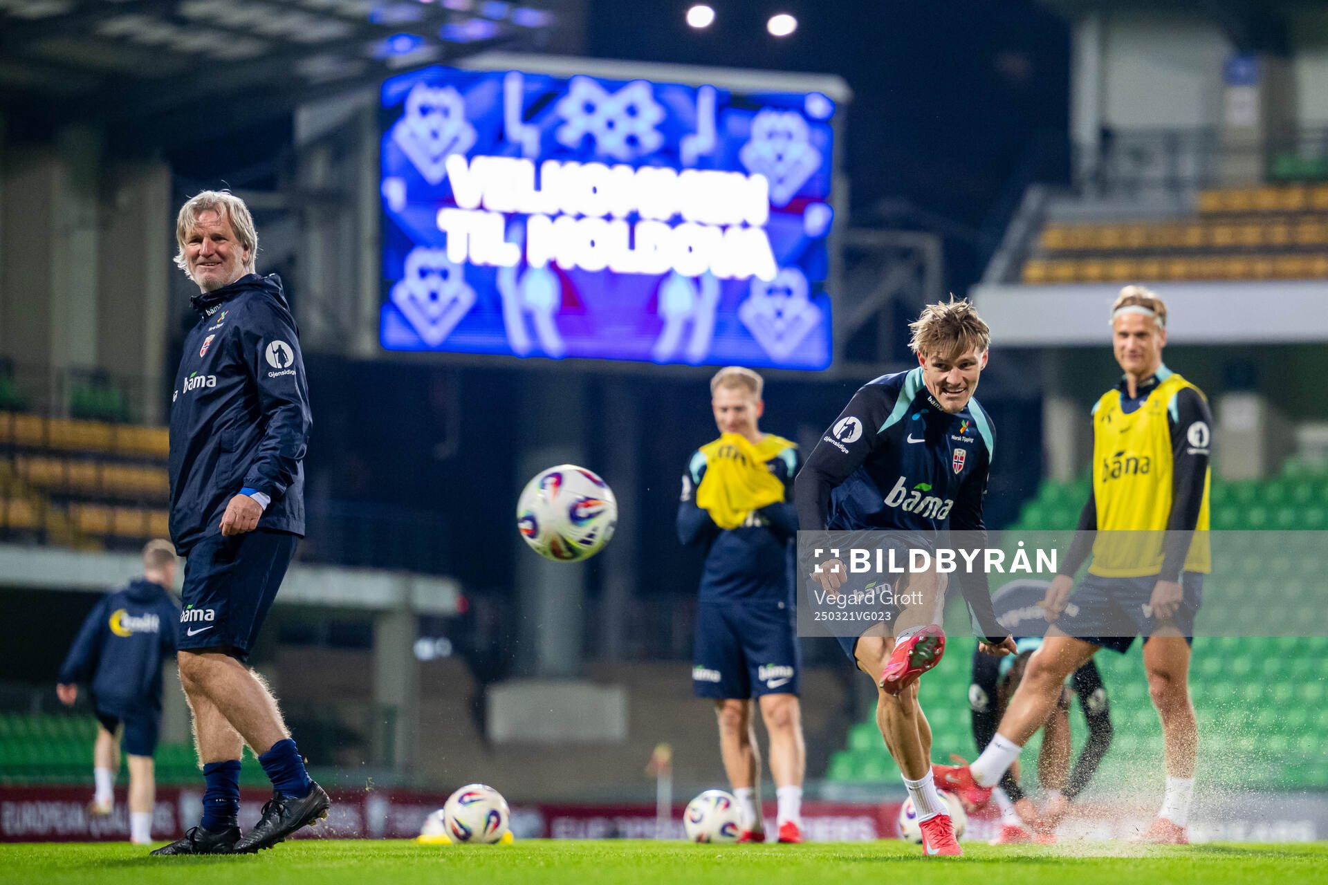 Assistant coach Kent Bergersen and Martin Ødegaard of the