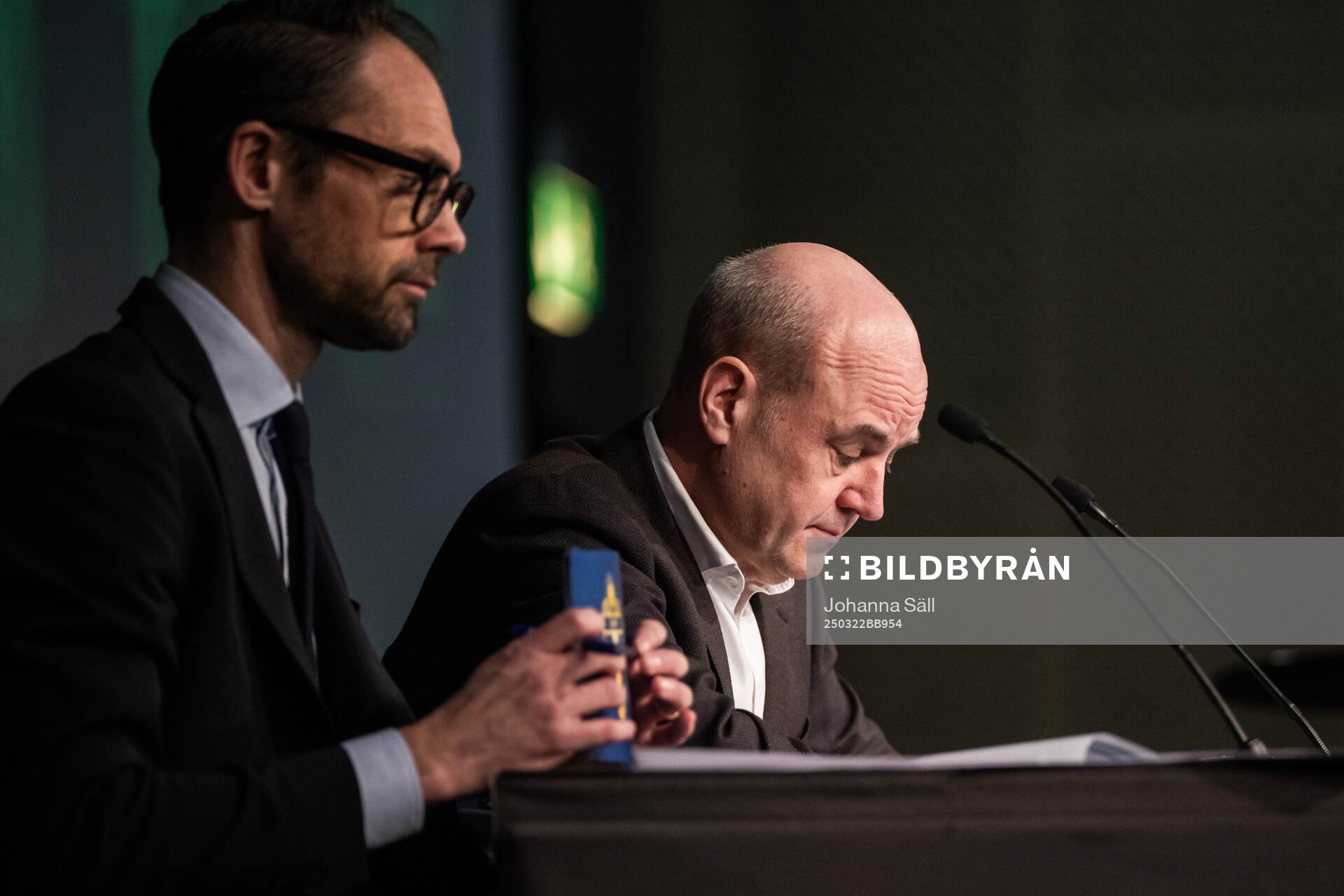 Tobias Tibell och ordförande Fredrik Reinfeldt