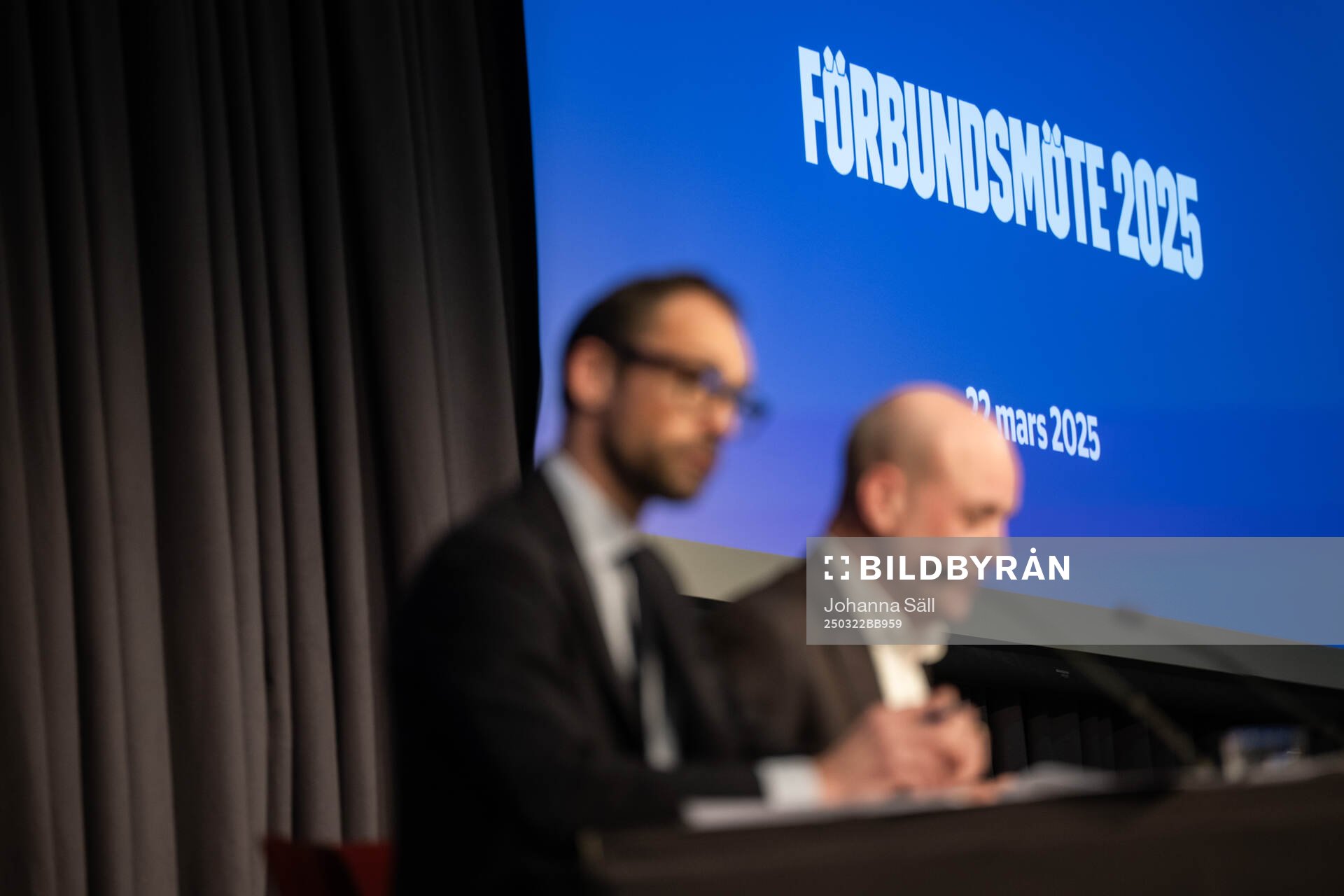 Tobias Tibell och ordförande Fredrik Reinfeldt