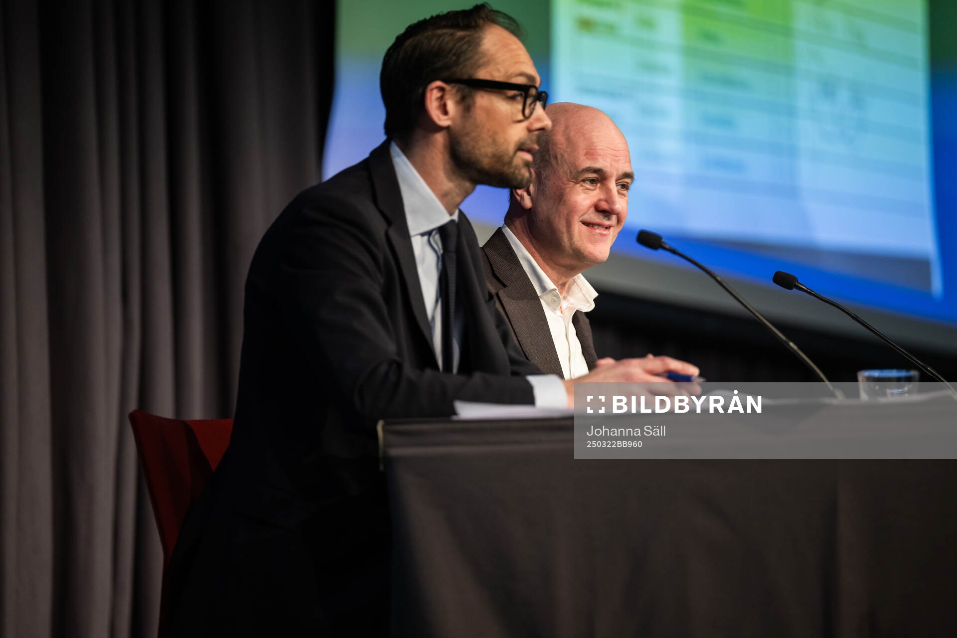 Tobias Tibell och ordförande Fredrik Reinfeldt