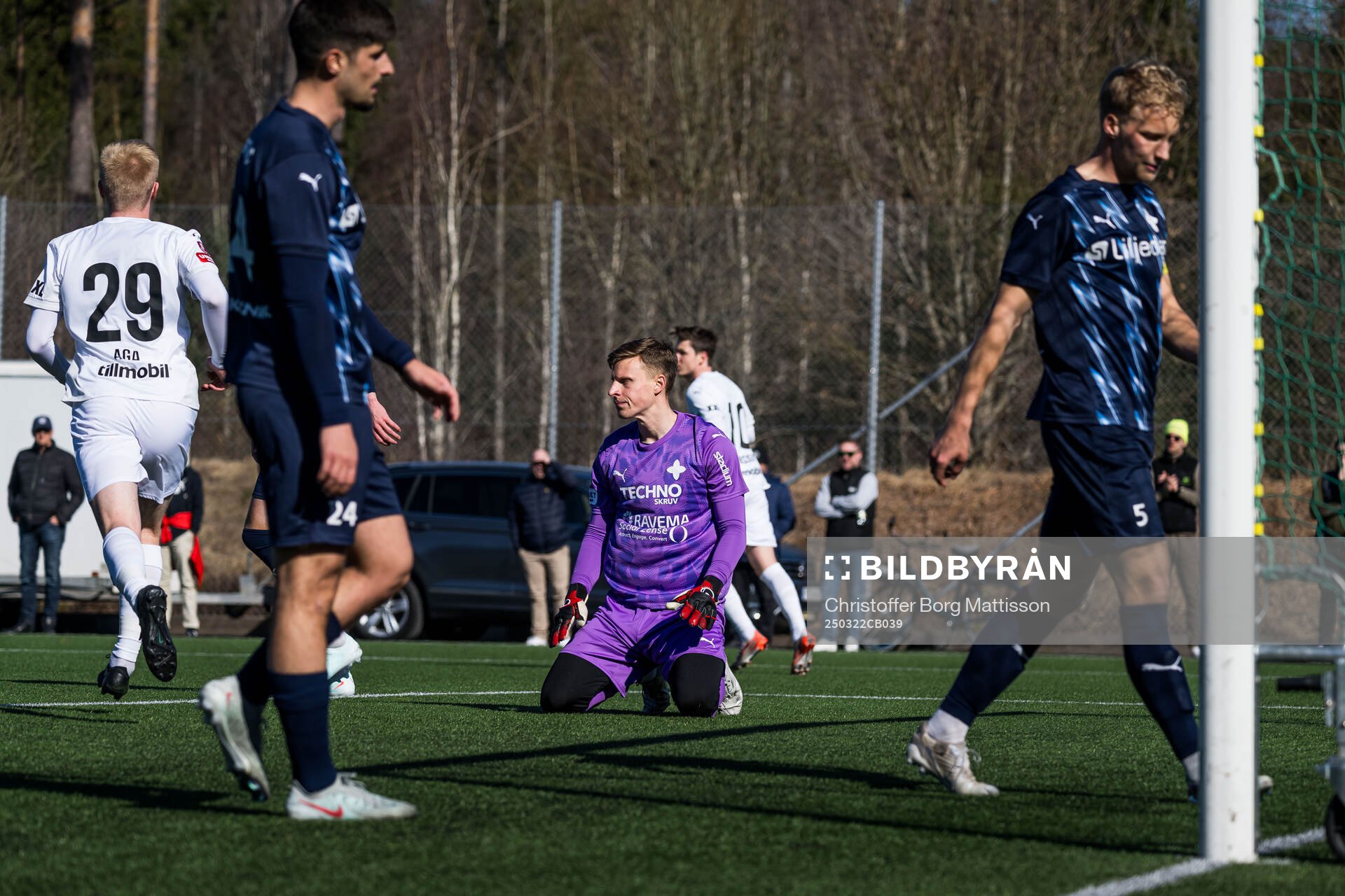 Värnamos målvakt Hugo Keto och Victor Larsson deppar