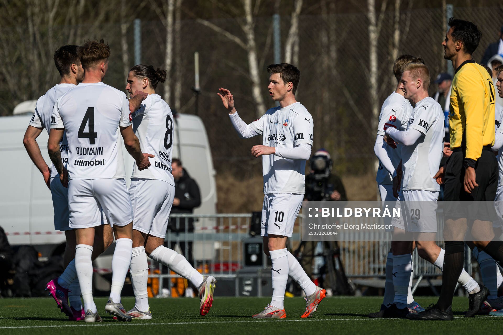 Helsingborgs Max Svensson jublar efter 1-1 under fotbollsmatchen i träningsmatchen mellan Värnamo och Helsingborg den 22 mars 2025 i Värnamo.