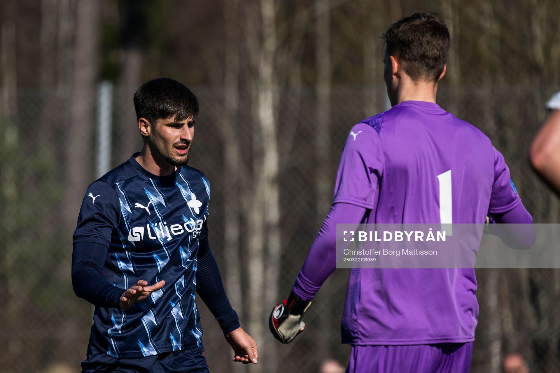 Värnamos Emin Grozdanic och målvakt Hugo Keto under fotbollsmatchen i träningsmatchen mellan Värnamo och Helsingborg den 22 mars 2025 i Värnamo.