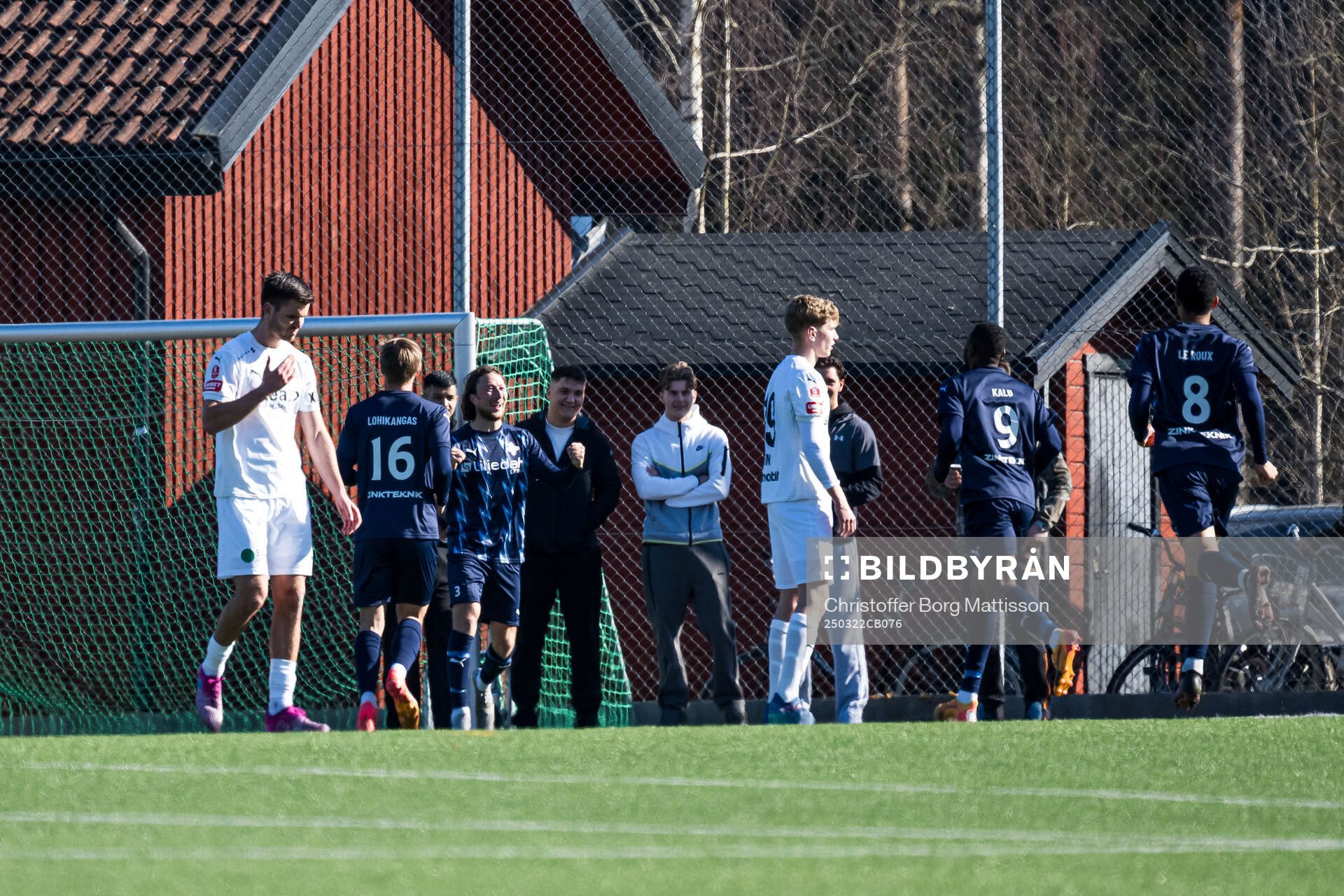 Värnamos Axel Björnström och Johnbosco Samuel Kalu jublar