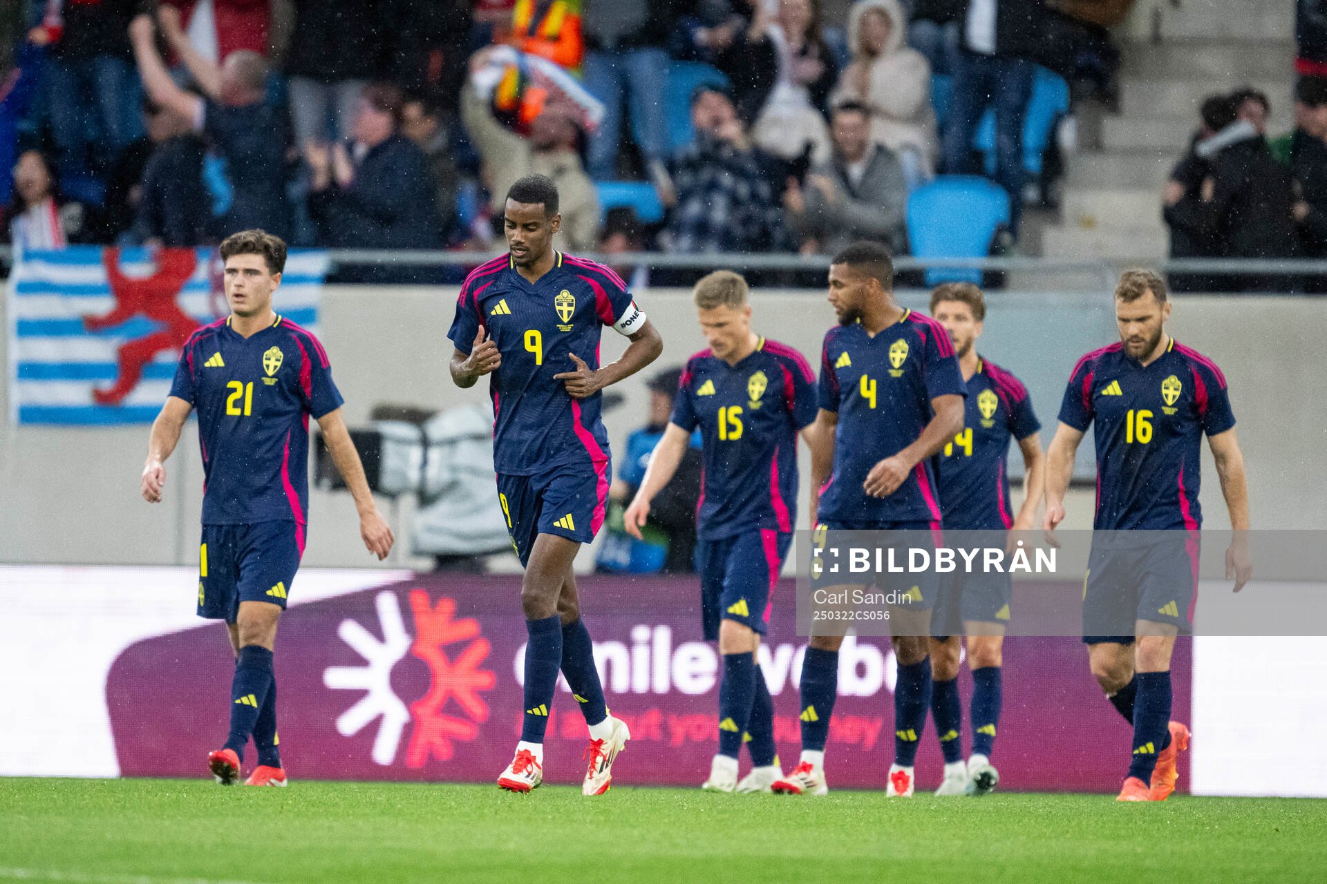 Players of Sweden look dejected