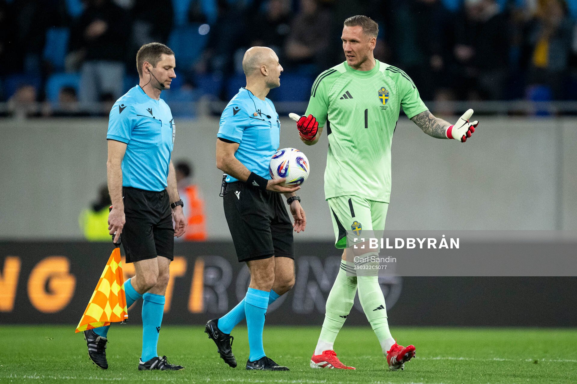 Referee Luca Cibelli and goalkeeper Robin Olsen of Sweden