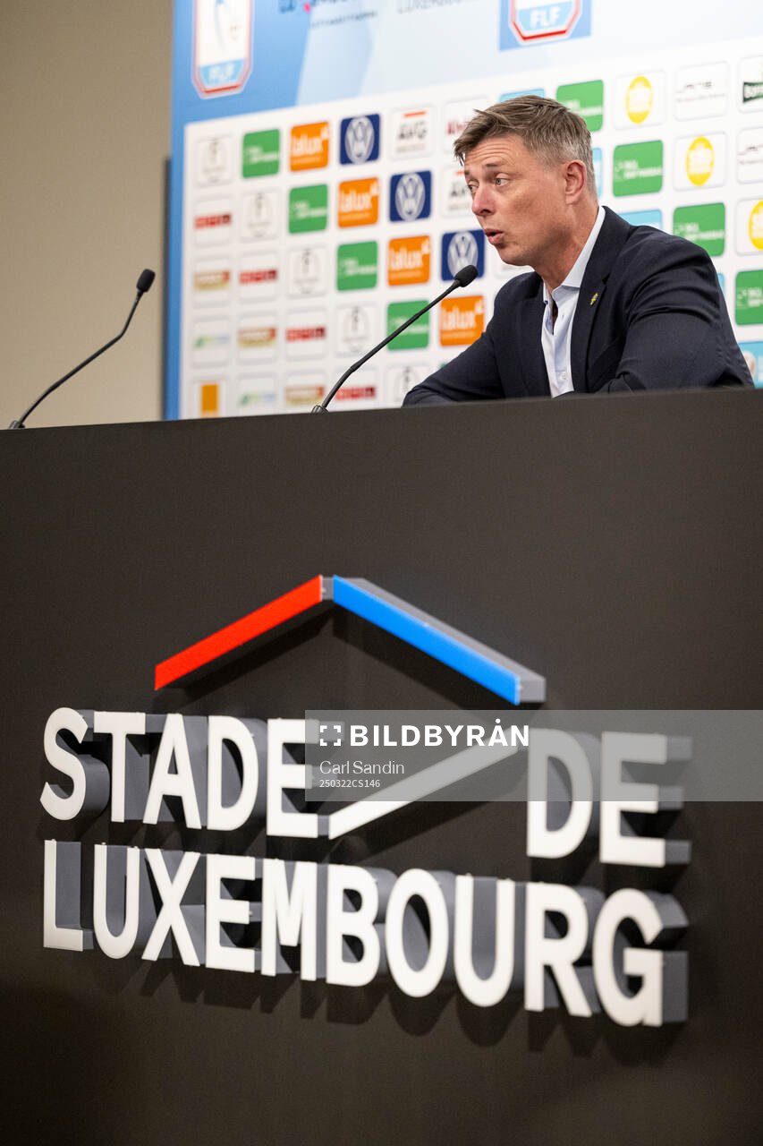 Head coach Jon Dahl Tomasson of Sweden