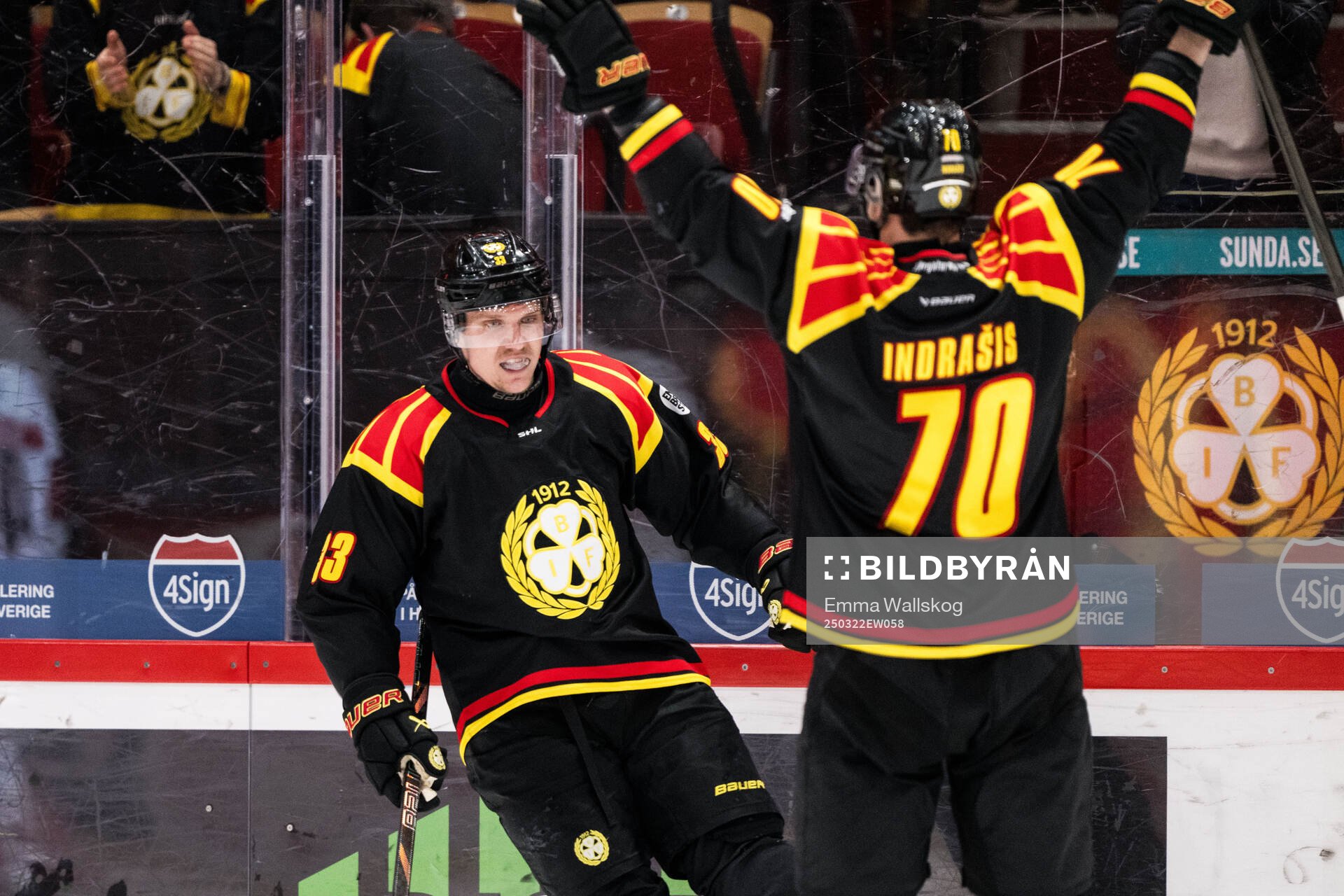 Brynäs Jakob Silfverberg jublar och Miks Indrasis jublar