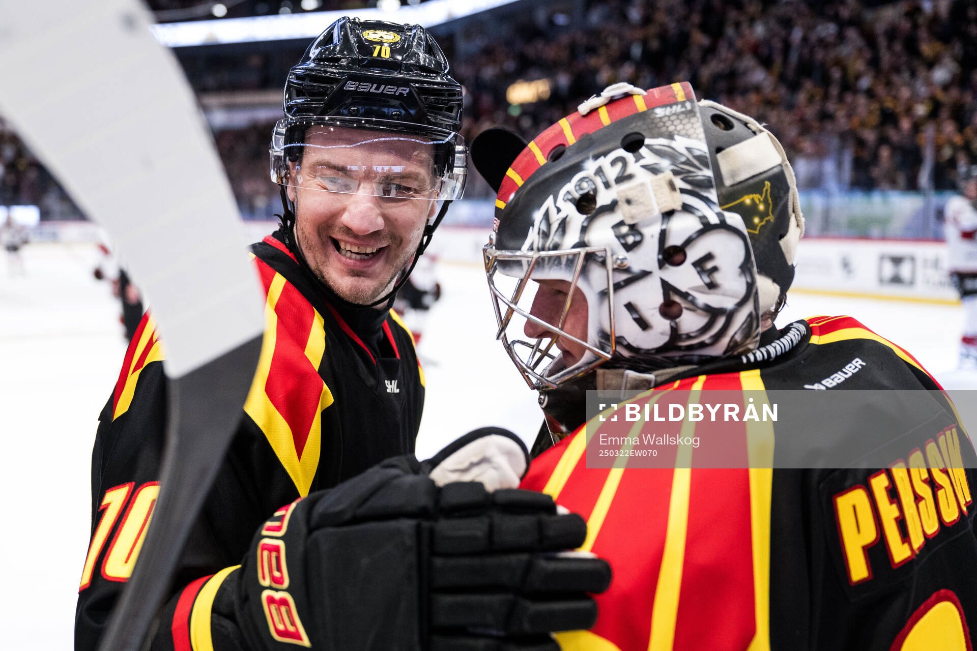 Brynäs Miks Indrasis och målvakt Ludvig Persson jublar och