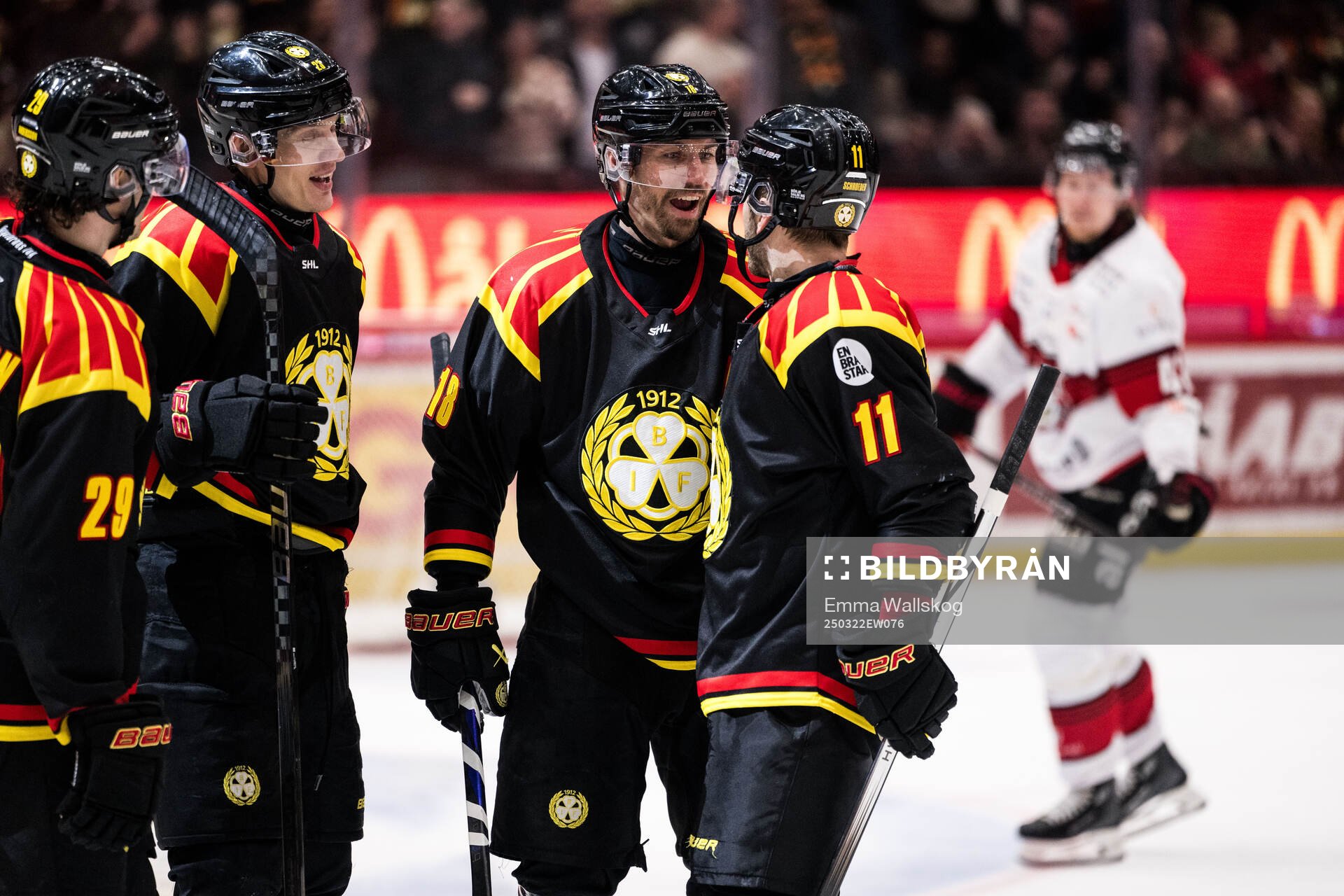 Brynäs Anton Rödin och Jordan Schroeder jublar