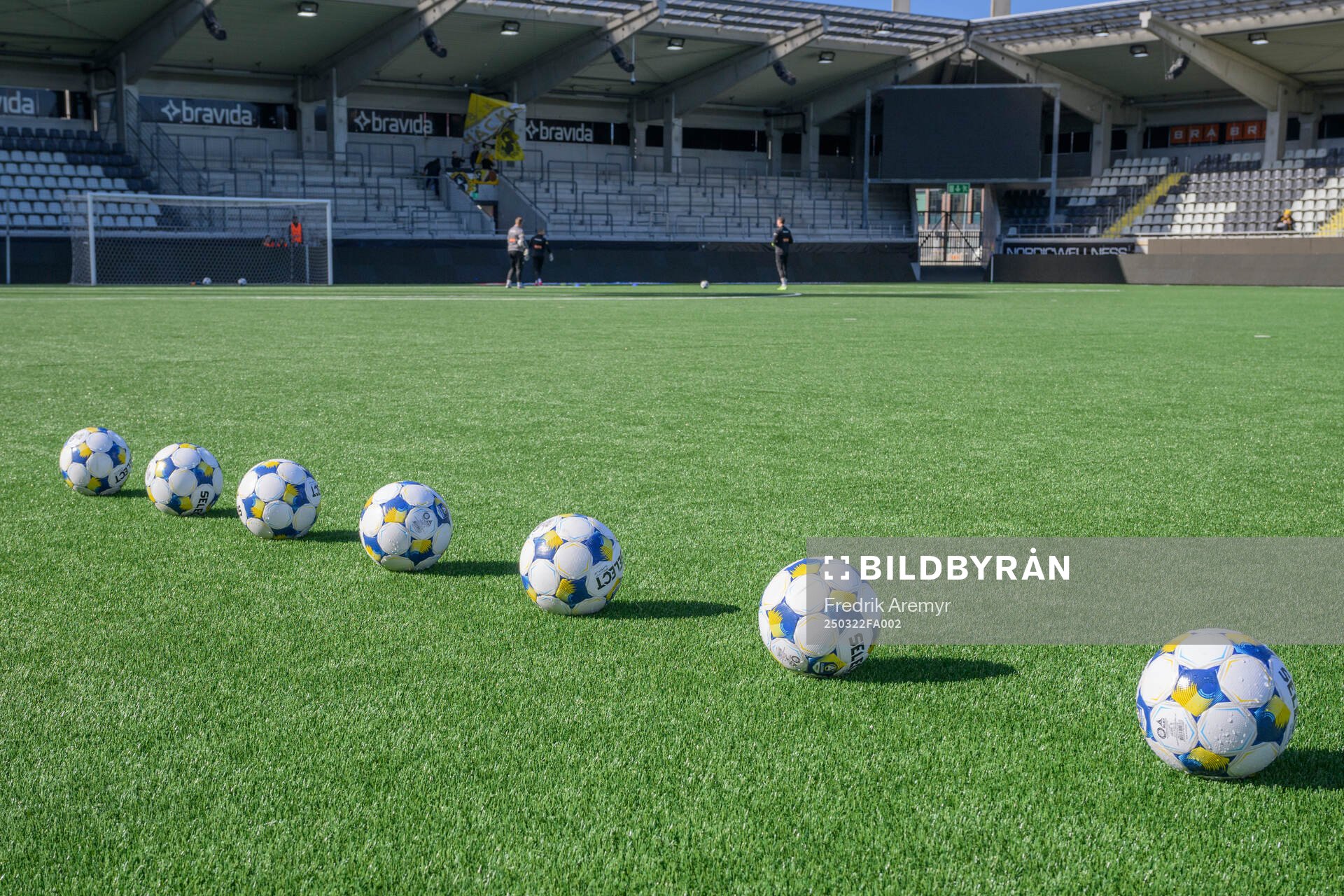 Fotbollar på plastgräs