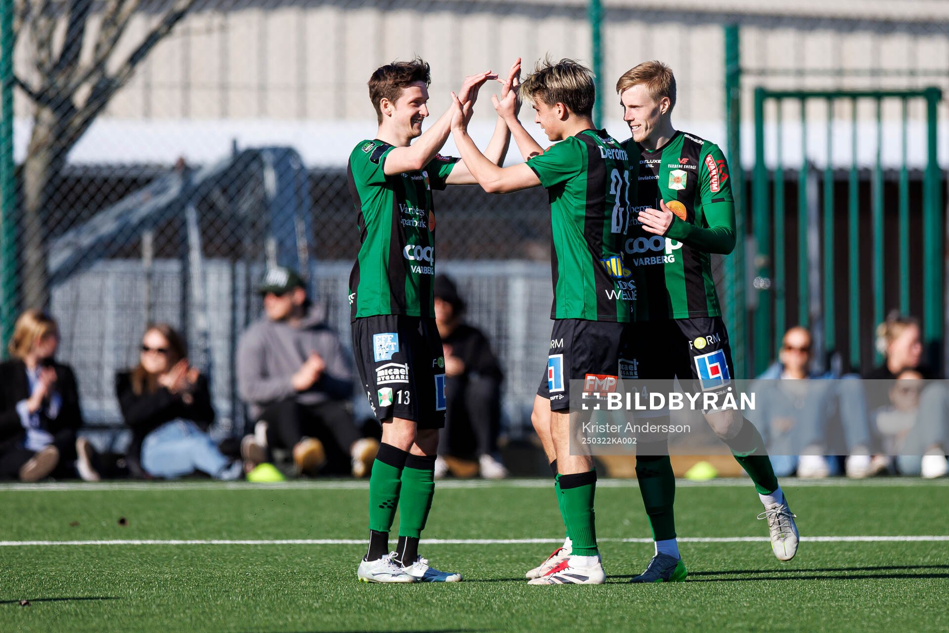 Varbergs Isak Vidjeskog jublar med Olle Edlund och Emil