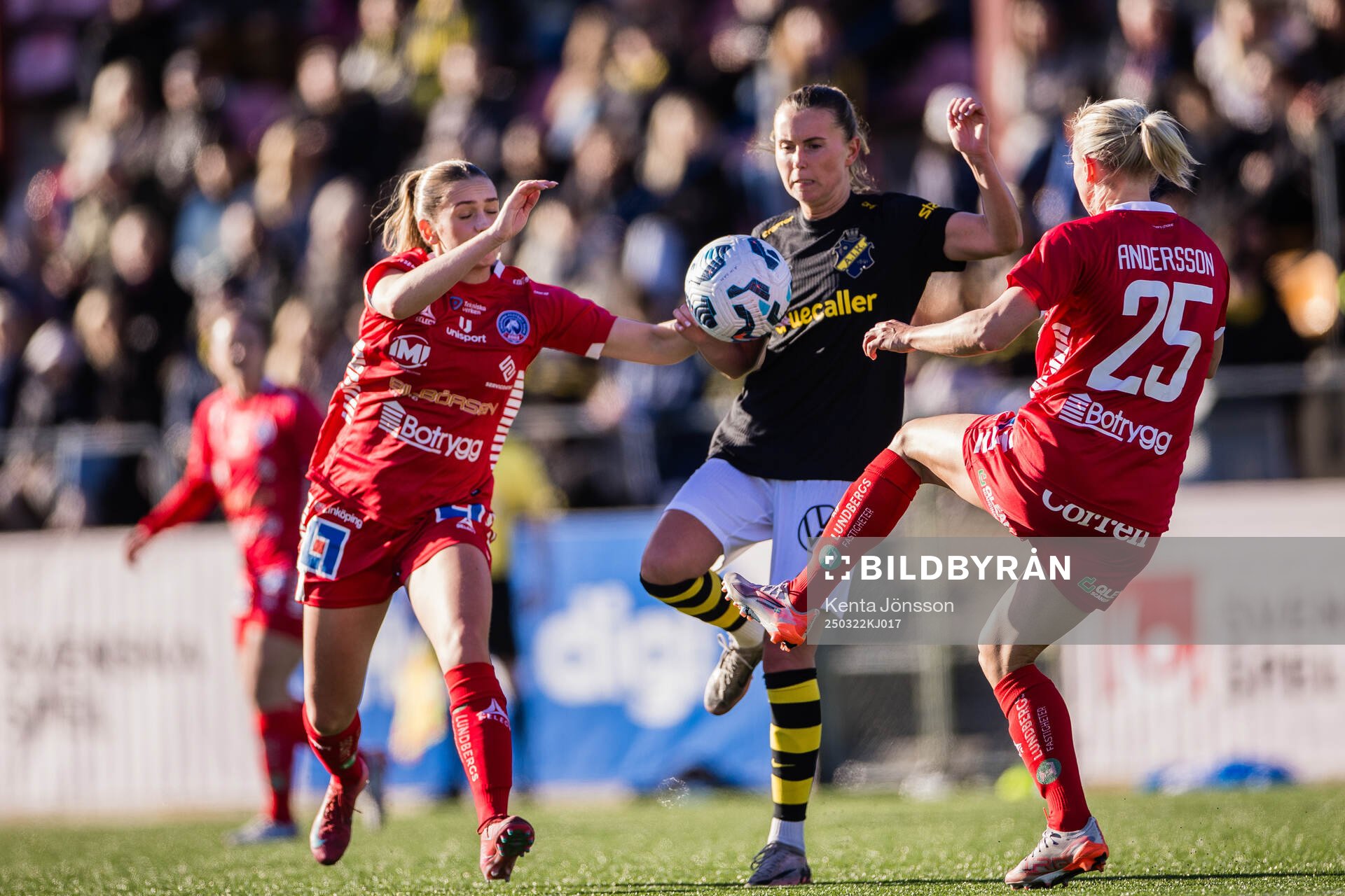 AIKs Adelisa Grabus i kamp med Linköpings Maria Olafsdottir Gros och Jonna Andersson under fotbollsmatchen i Damallsvenskan mellan AIK och Linköping den 22 mars 2025 i Stockholm.