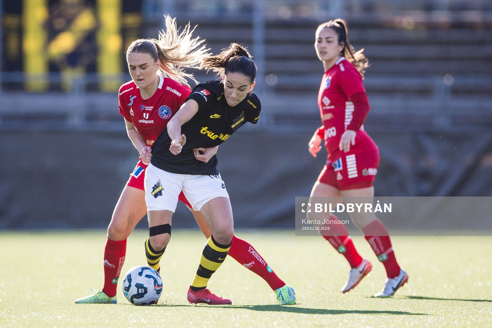 Linköpings Irene Dirdal och AIKs Anna Oskarsson