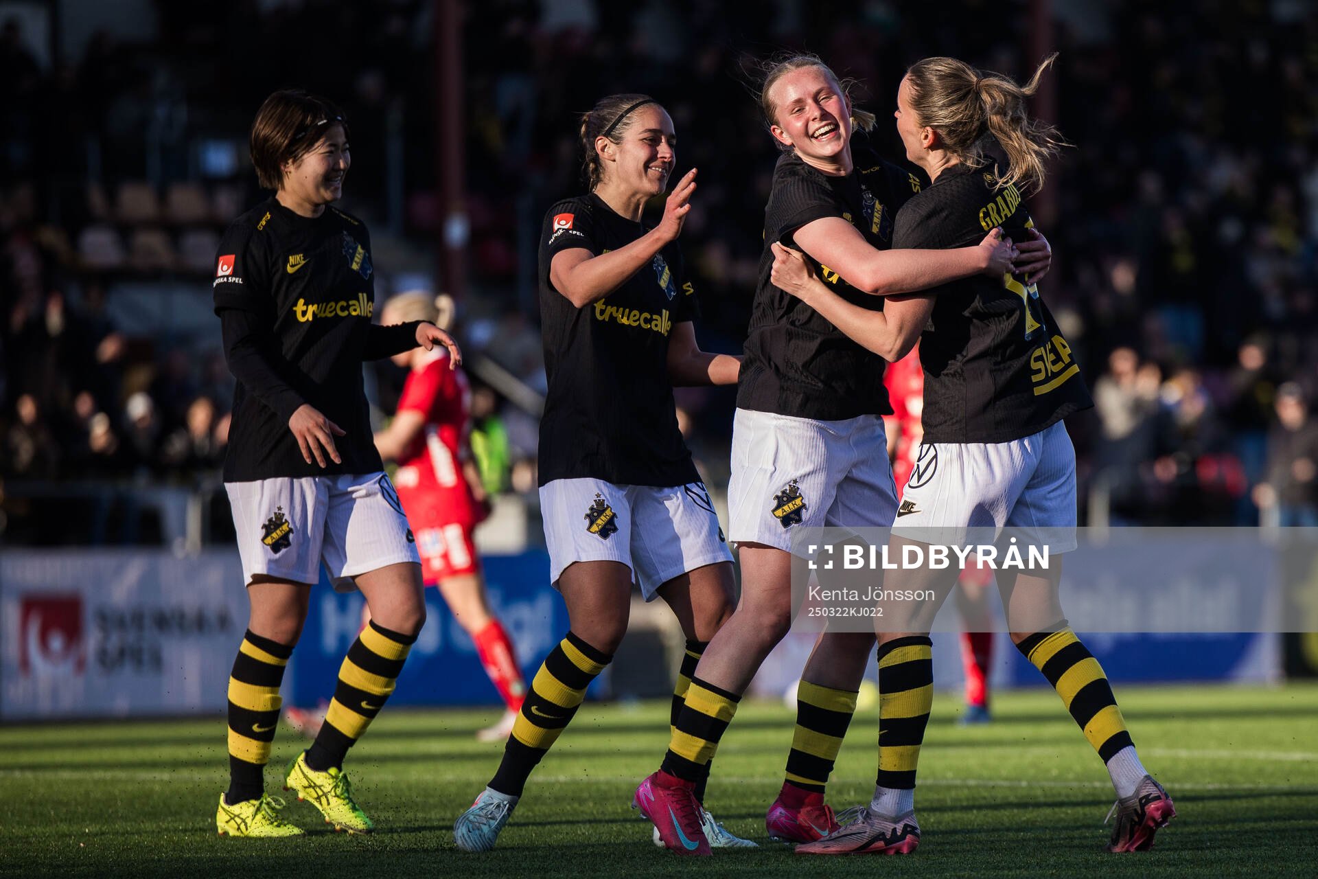 AIKs Adelisa Grabus, Nova Selin, Daniella Famili och Haruna Tabata jublar efter 1-0 under fotbollsmatchen i Damallsvenskan mellan AIK och Linköping den 22 mars 2025 i Stockholm.