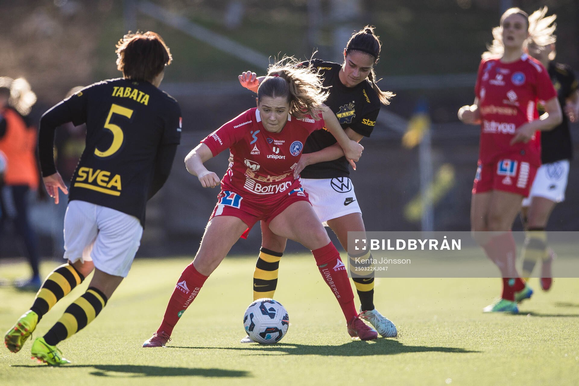 Linköpings Irene Dirdal  och AIKs Daniella Famili
