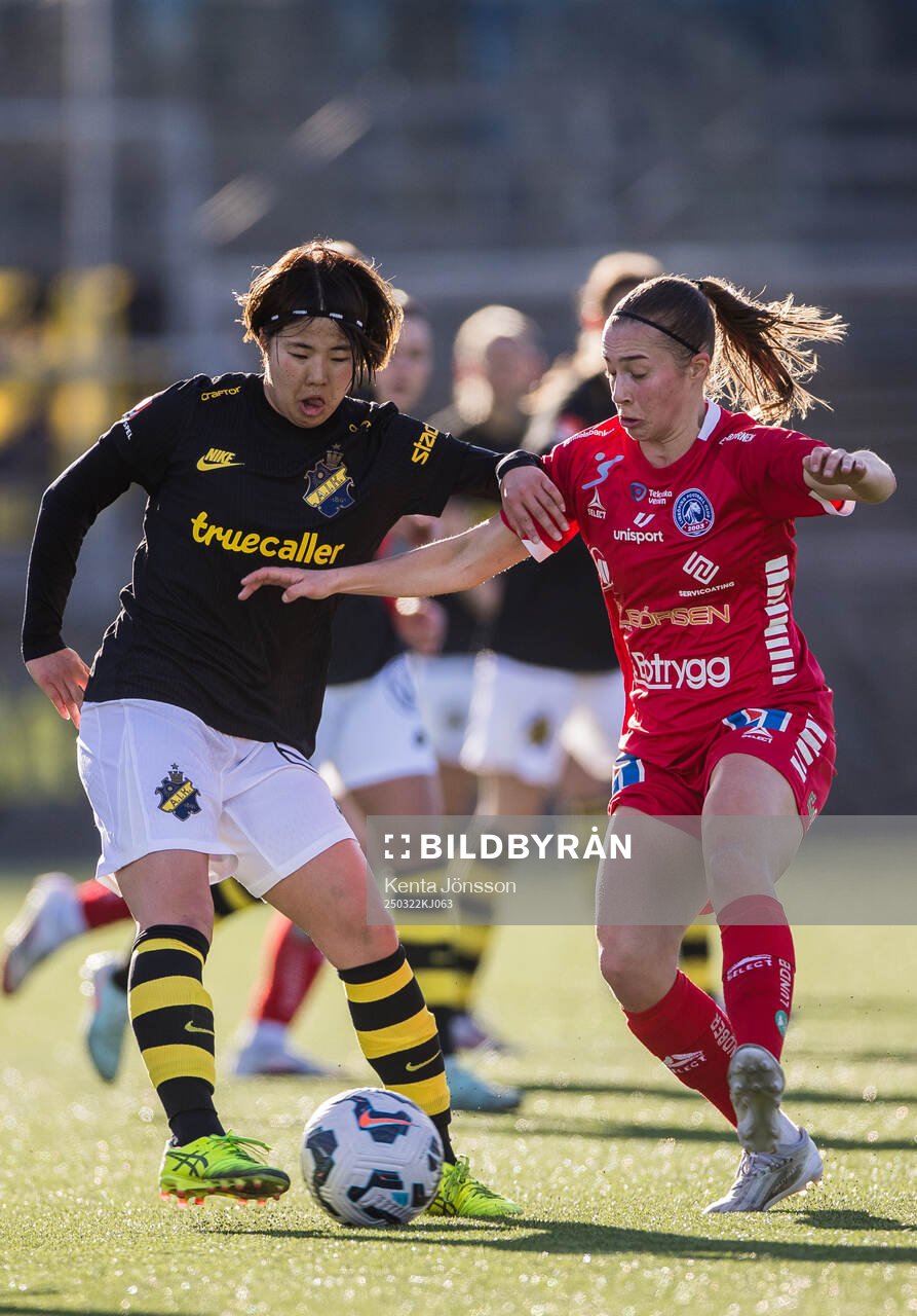 AIKs Haruna Tabata och Linköpings Vilma Koivisto
