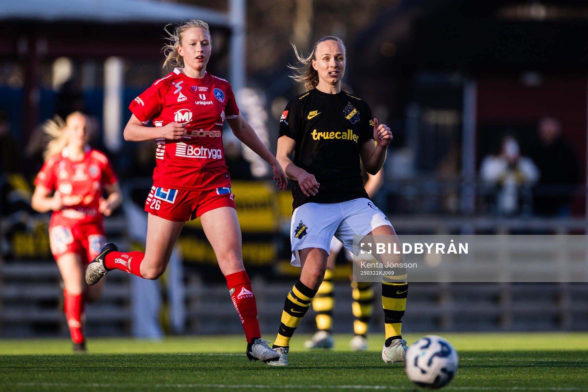 Linköpings Sara Eriksson och AIKs Matilda Plan