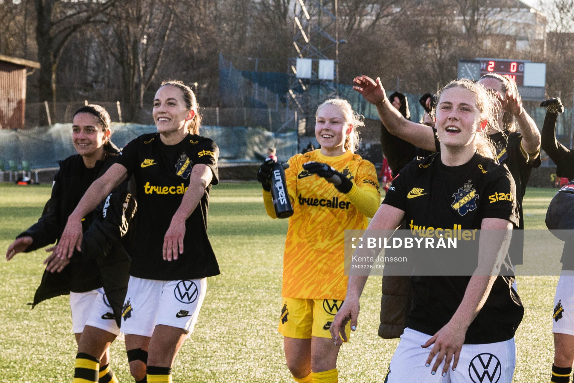 AIKs Anna Oskarsson, målvakt Ella Agnekil och Aleksandra Bogucka jublar efter fotbollsmatchen i Damallsvenskan mellan AIK och Linköping den 22 mars 2025 i Stockholm.