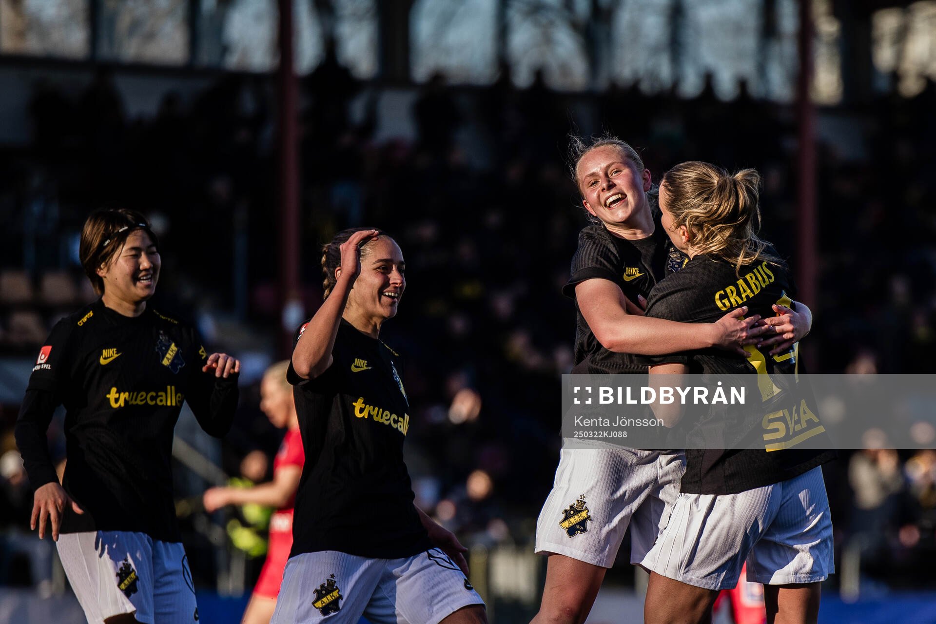AIKs Adelisa Grabus jublar med Haruna Tabata, Daniella