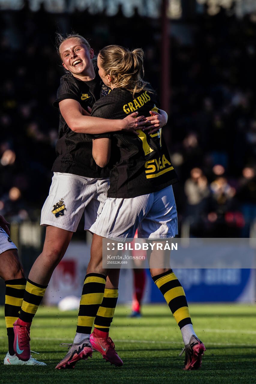 AIKs Adelisa Grabus jublar med Nova Selin