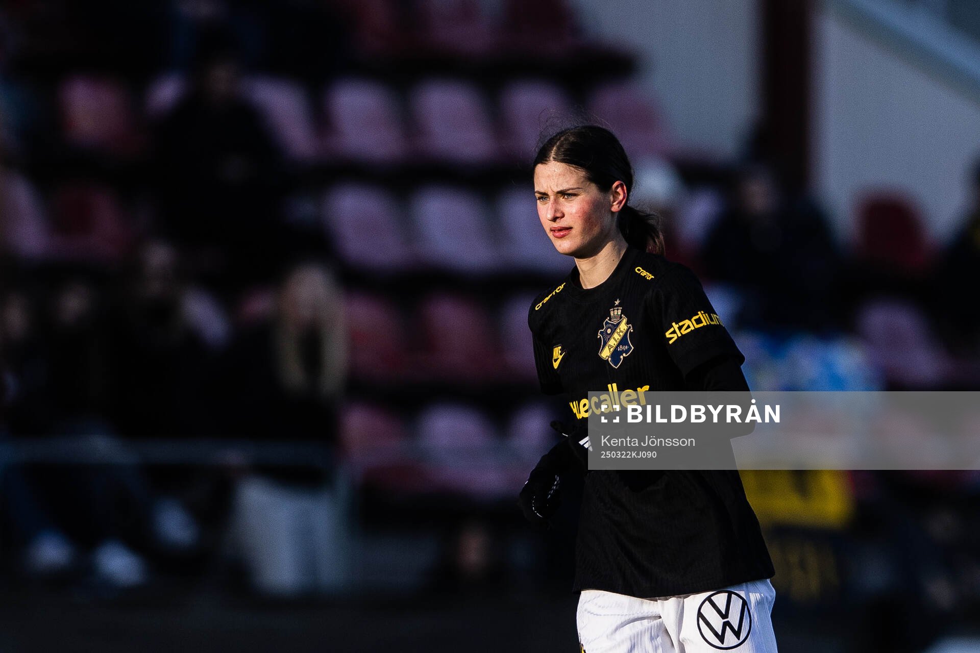 AIKs Signe Carstens under fotbollsmatchen i Damallsvenskan mellan AIK och Linköping den 22 mars 2025 i Stockholm. 