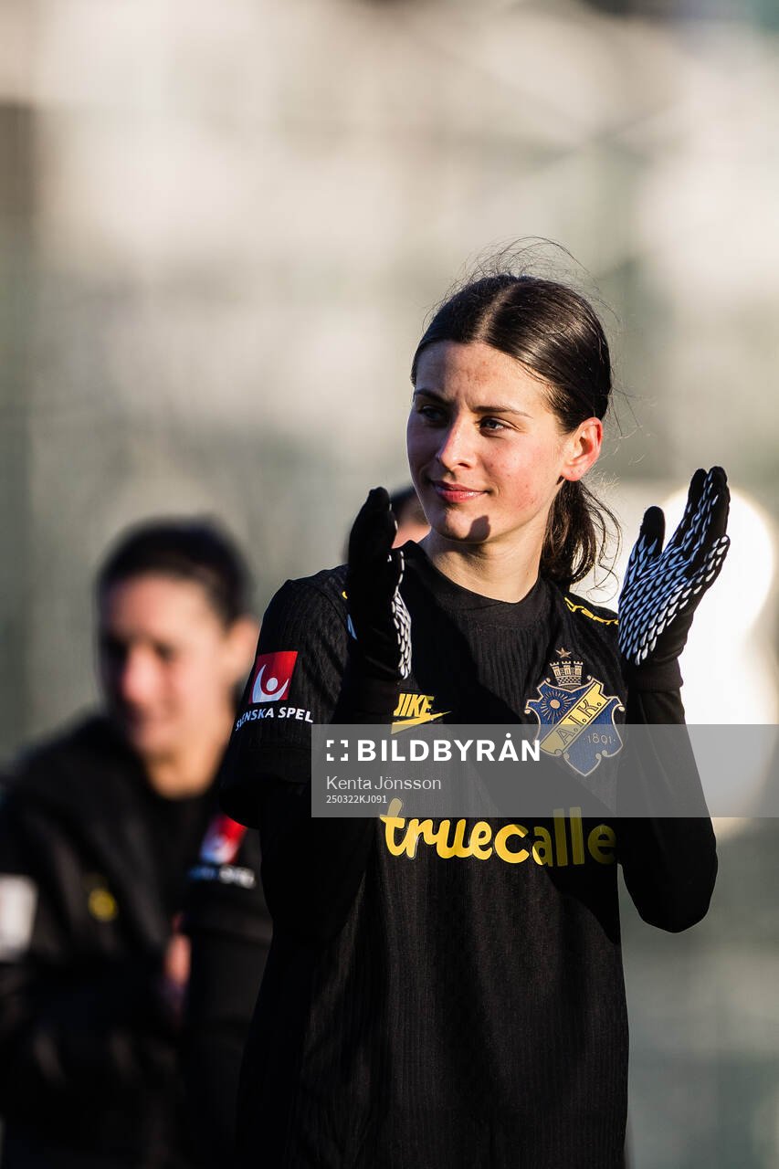 AIKs Signe Carstens efter fotbollsmatchen i Damallsvenskan mellan AIK och Linköping den 22 mars 2025 i Stockholm. 