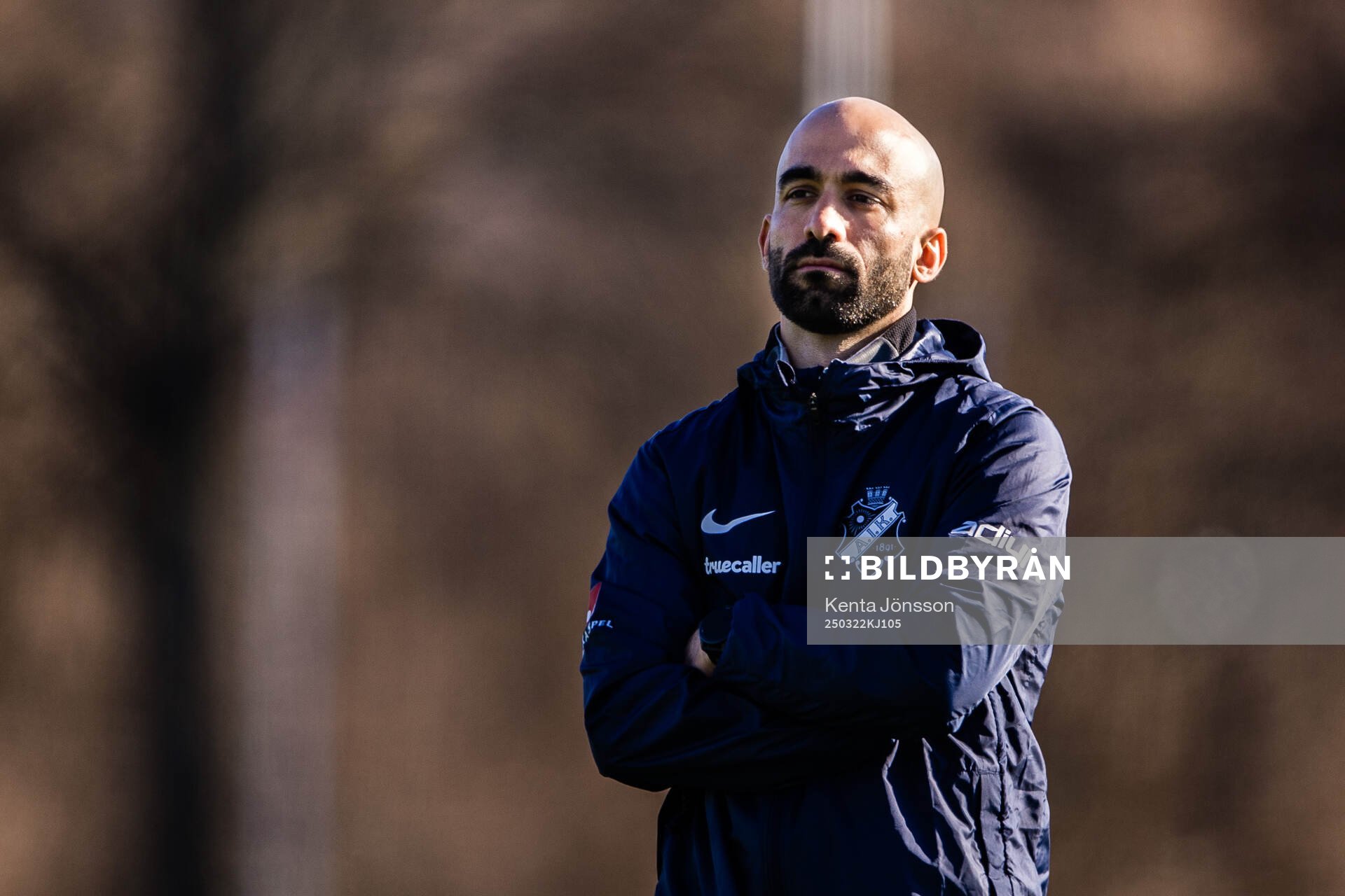 AIKs assisterande tränare Athanassios Papadopoulos under uppvärmningen inför fotbollsmatchen i Damallsvenskan mellan AIK och Linköping den 22 mars 2025 i Stockholm.
