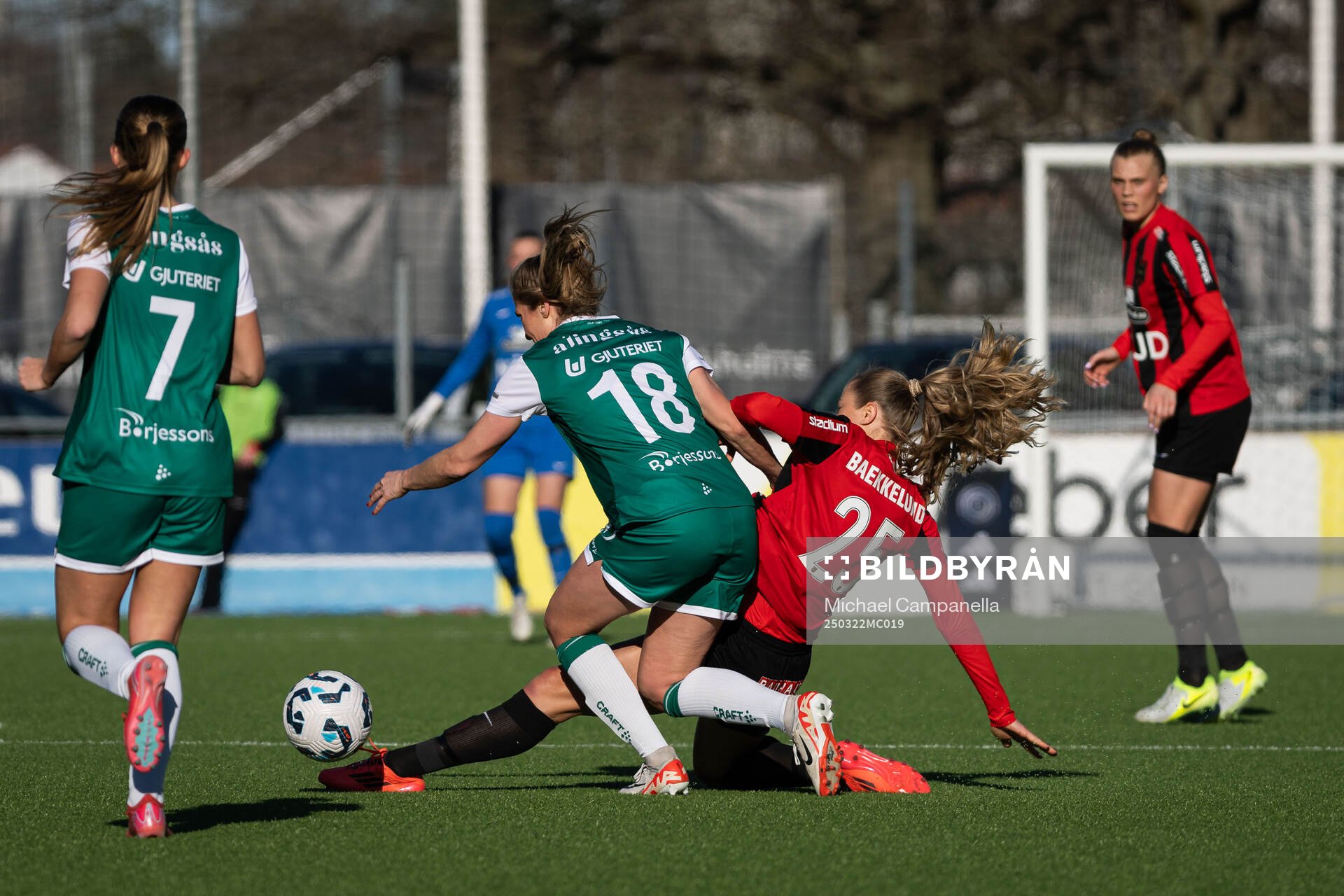 Alingsås Karin Lundin och Brommapojkarnas Joanna Aalstad Bækkelund under fotbollsmatchen i Damallsvenskan mellan Brommapojkarna och Alingsås den 22 mars 2025 i Stockholm.