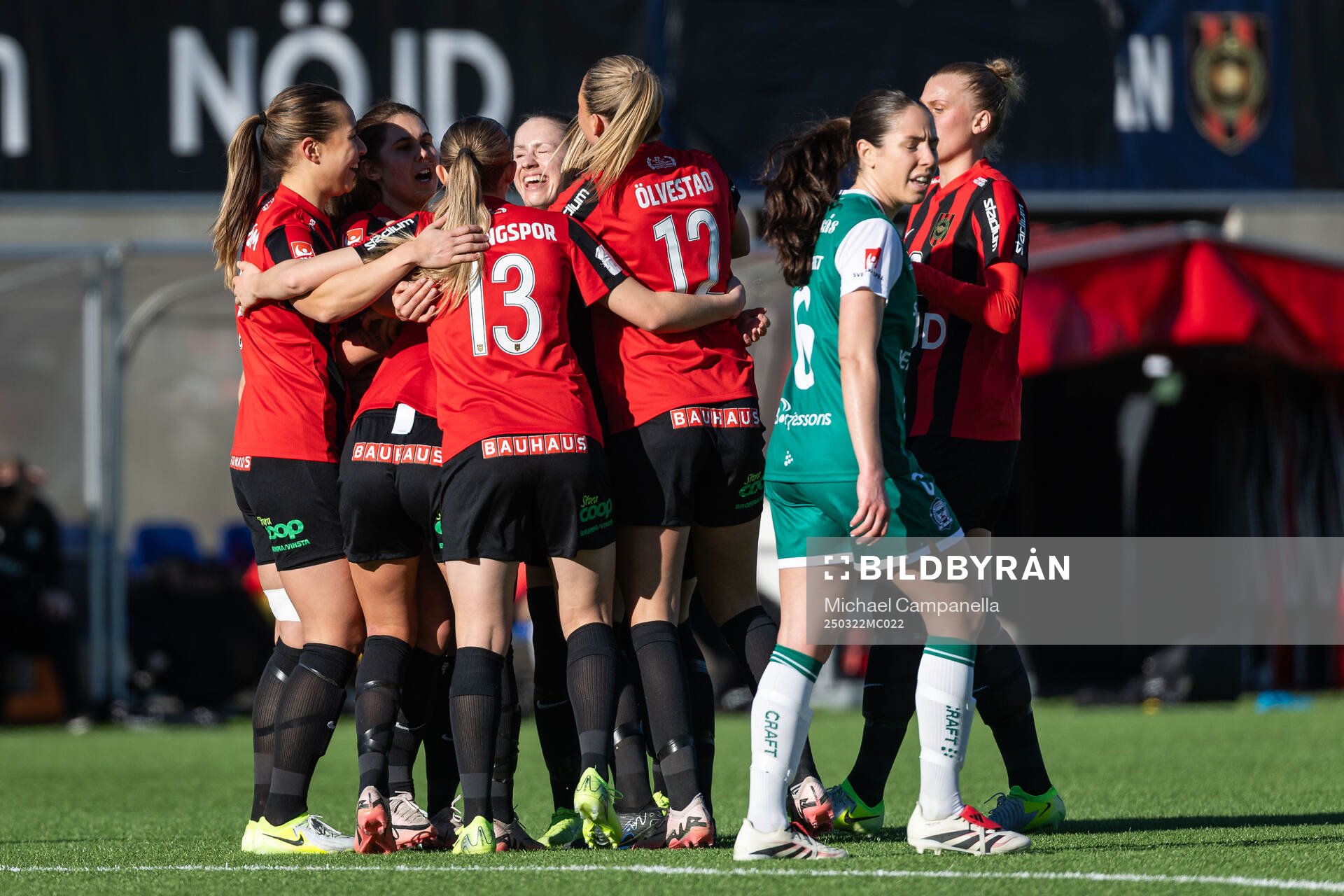 Brommapojkarnas Ida Bengtsson jublar med lagkamrater